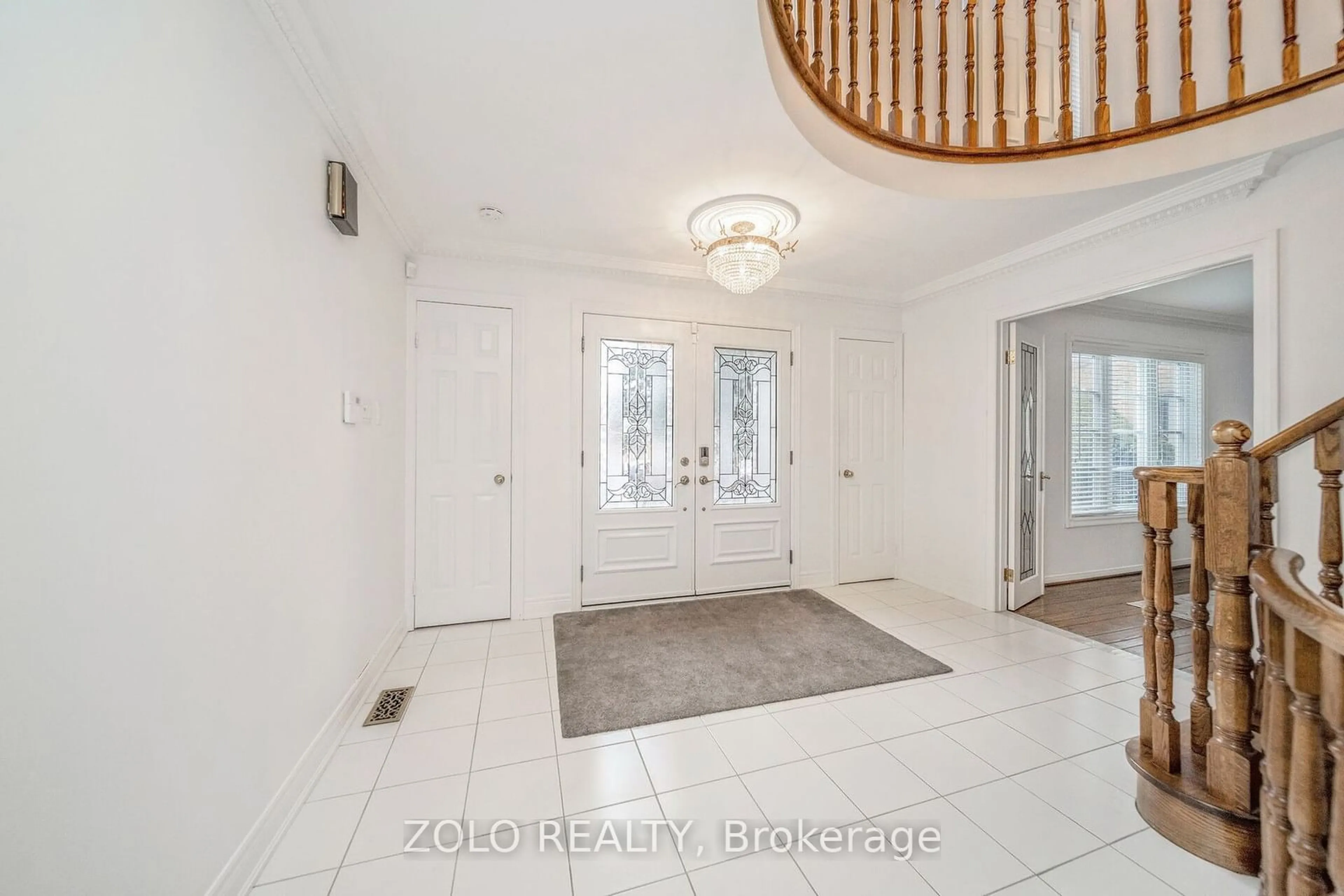 Indoor entryway for 8 Enchanted Crt, Brampton Ontario L6Z 3M9