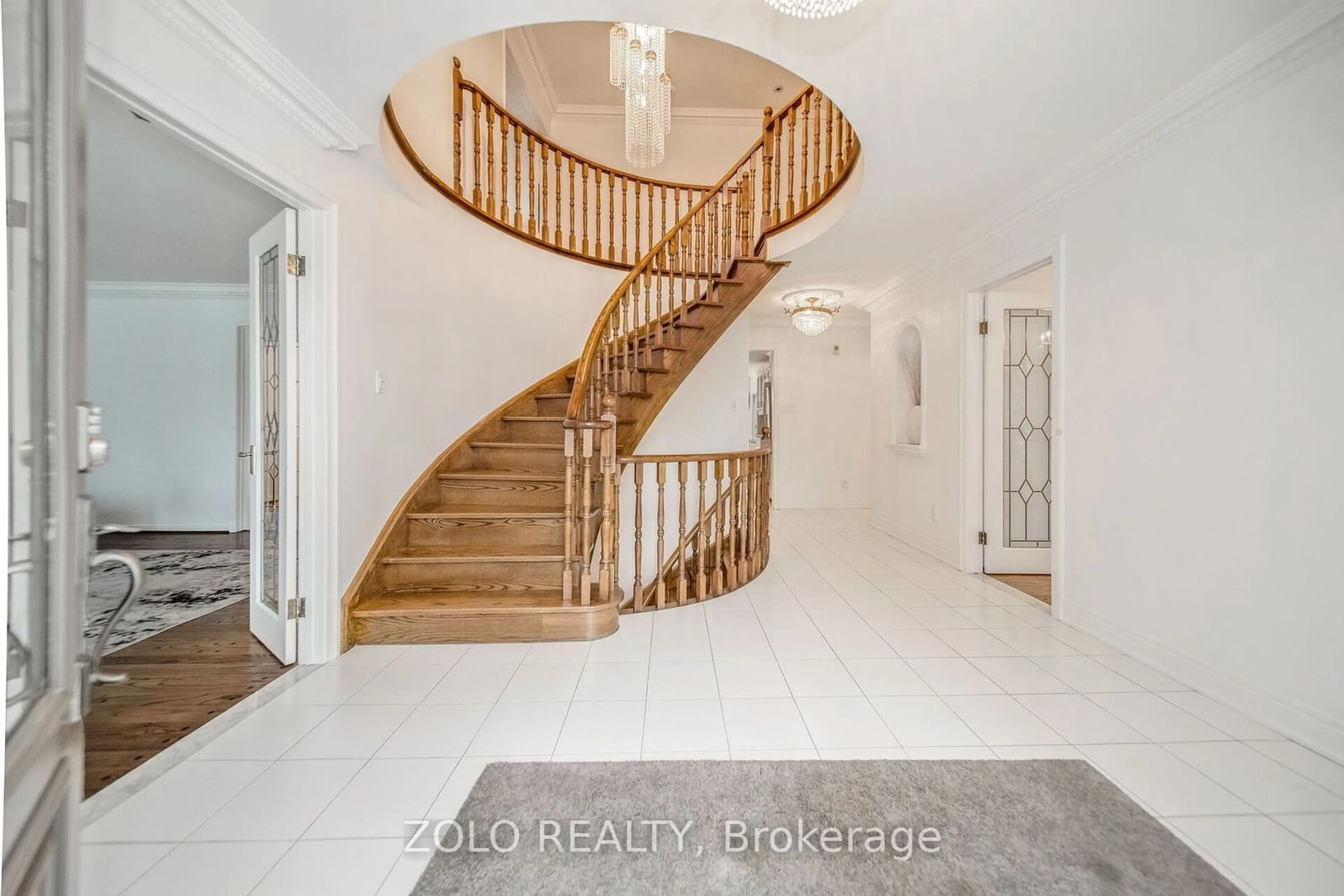 Indoor entryway for 8 Enchanted Crt, Brampton Ontario L6Z 3M9