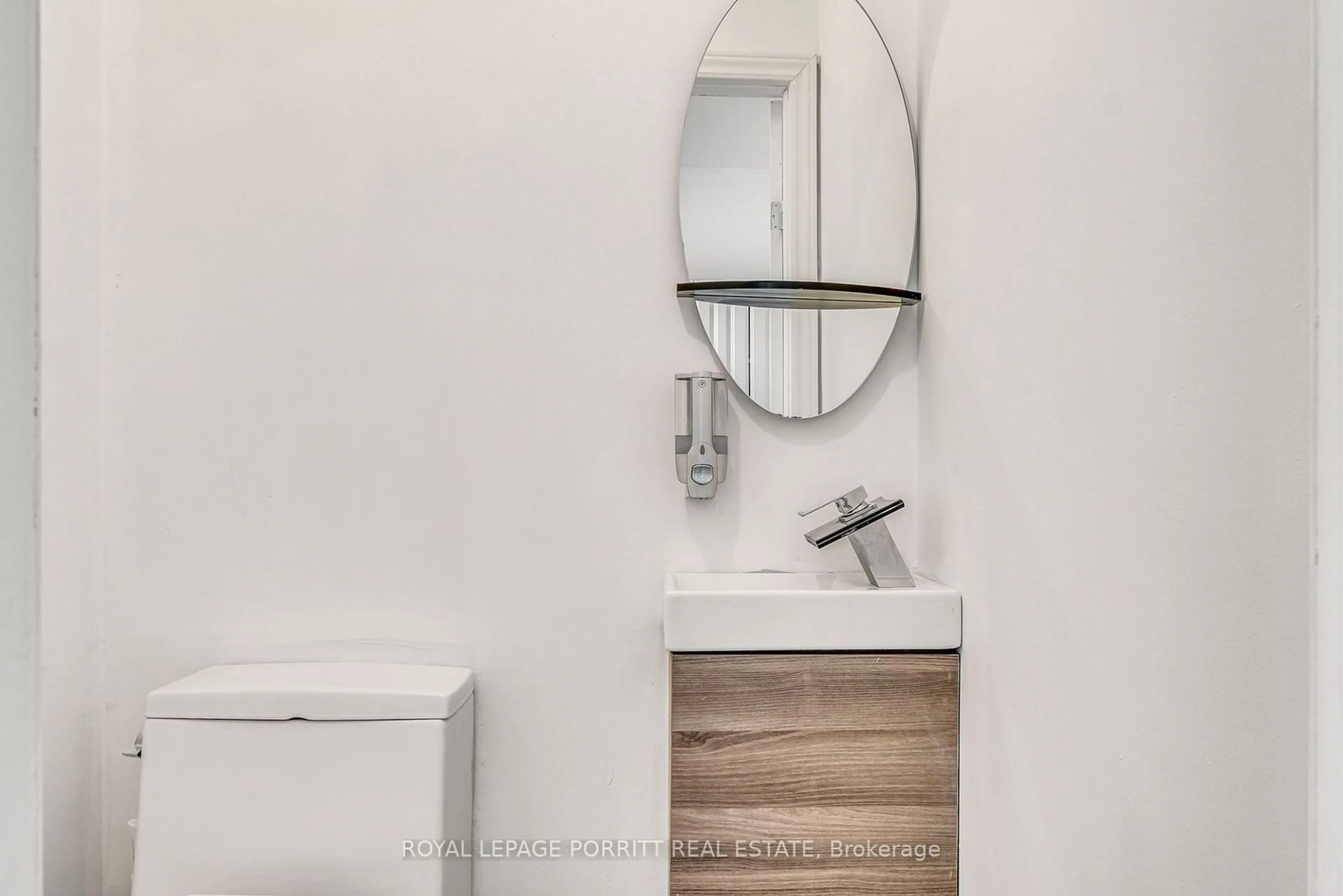 Contemporary bathroom, unknown for 6 Astorville Sq, Brampton Ontario L6Z 1H4