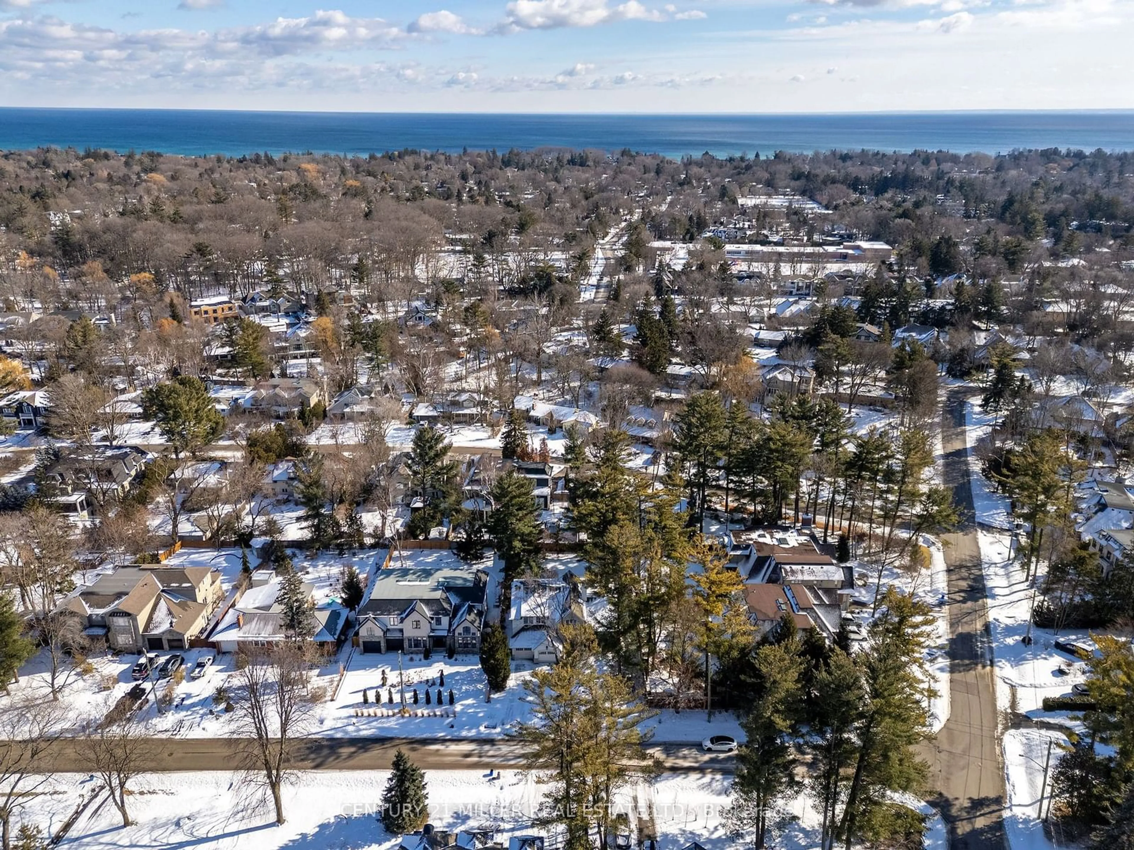 A pic from outside/outdoor area/front of a property/back of a property/a pic from drone, unknown for 1310 Duncan Rd, Oakville Ontario L6J 2P8