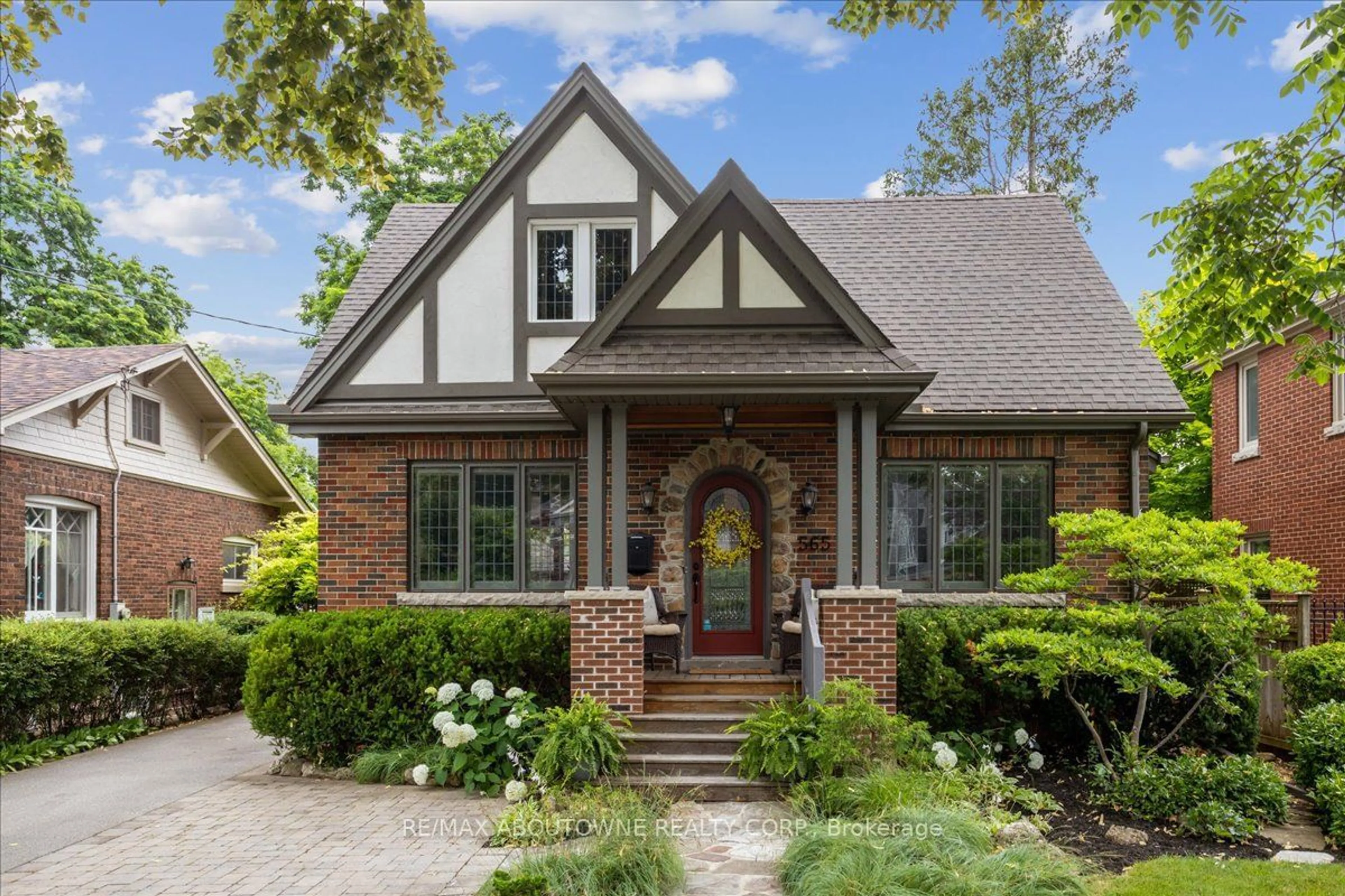 Home with brick exterior material, street for 565 Locust St, Burlington Ontario L7S 1V7