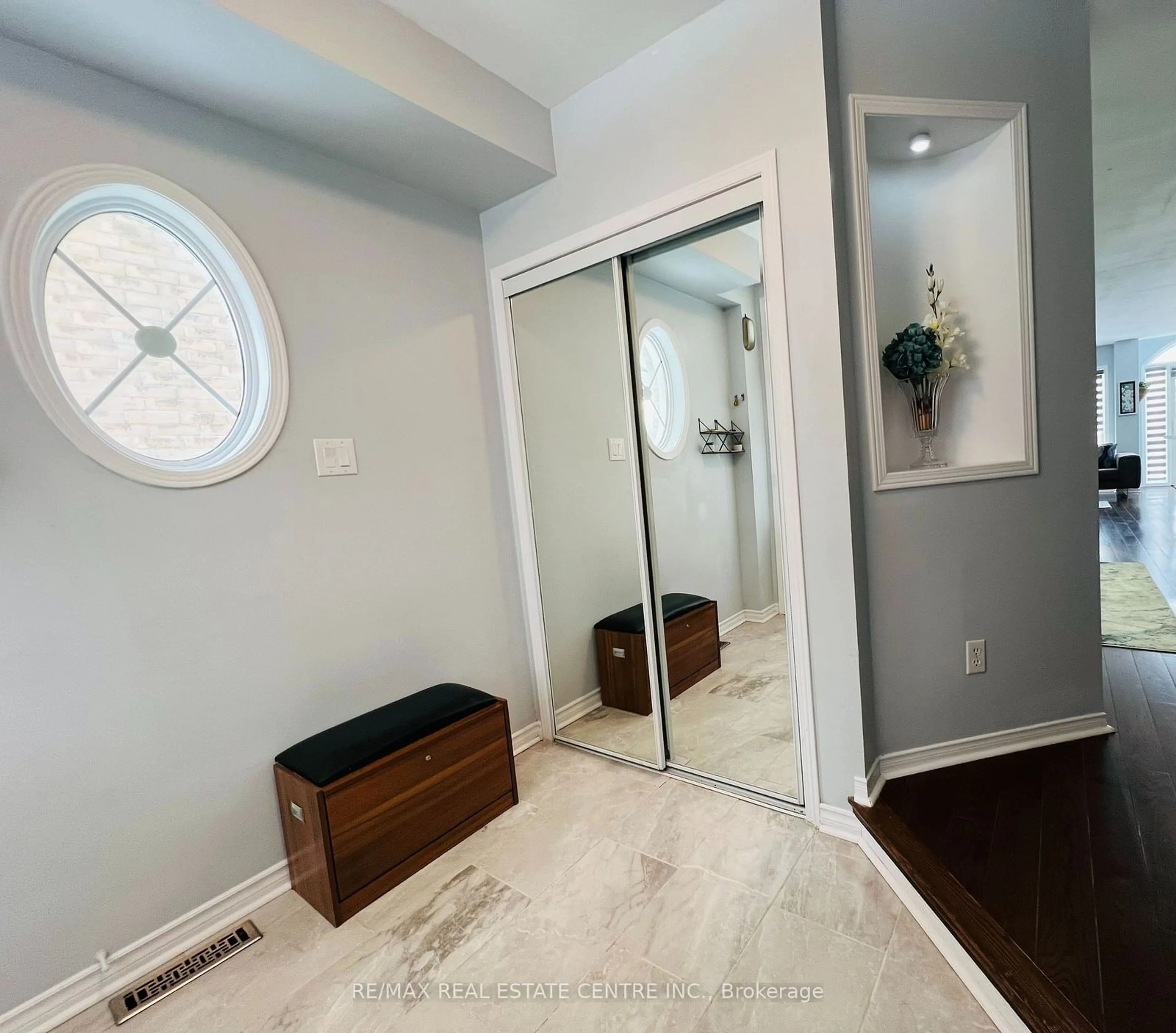 Indoor entryway for 5863 Raftsman Cove, Mississauga Ontario L5M 6P2