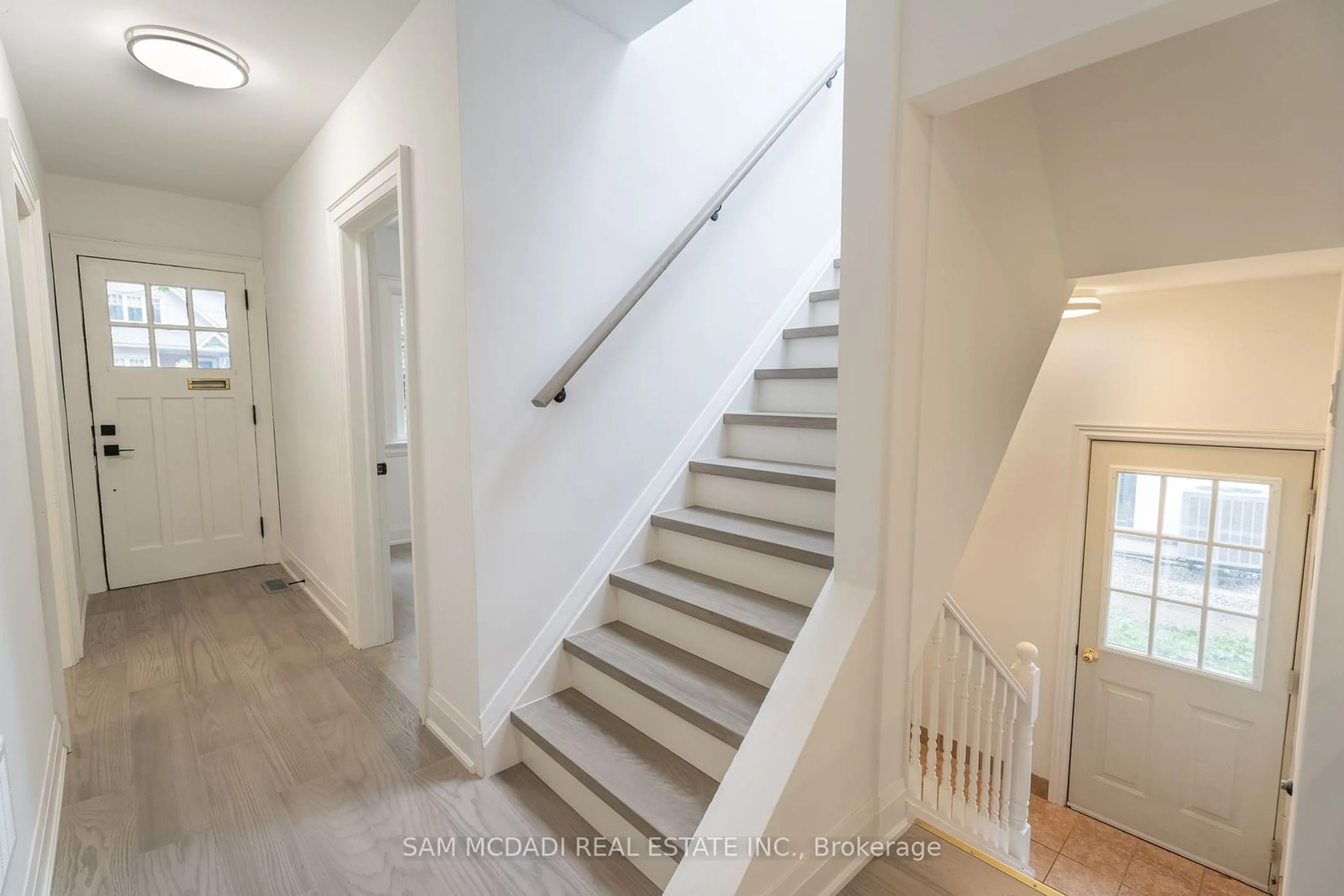 Stairs for 8 Wesley Cres, Mississauga Ontario L5H 2N2