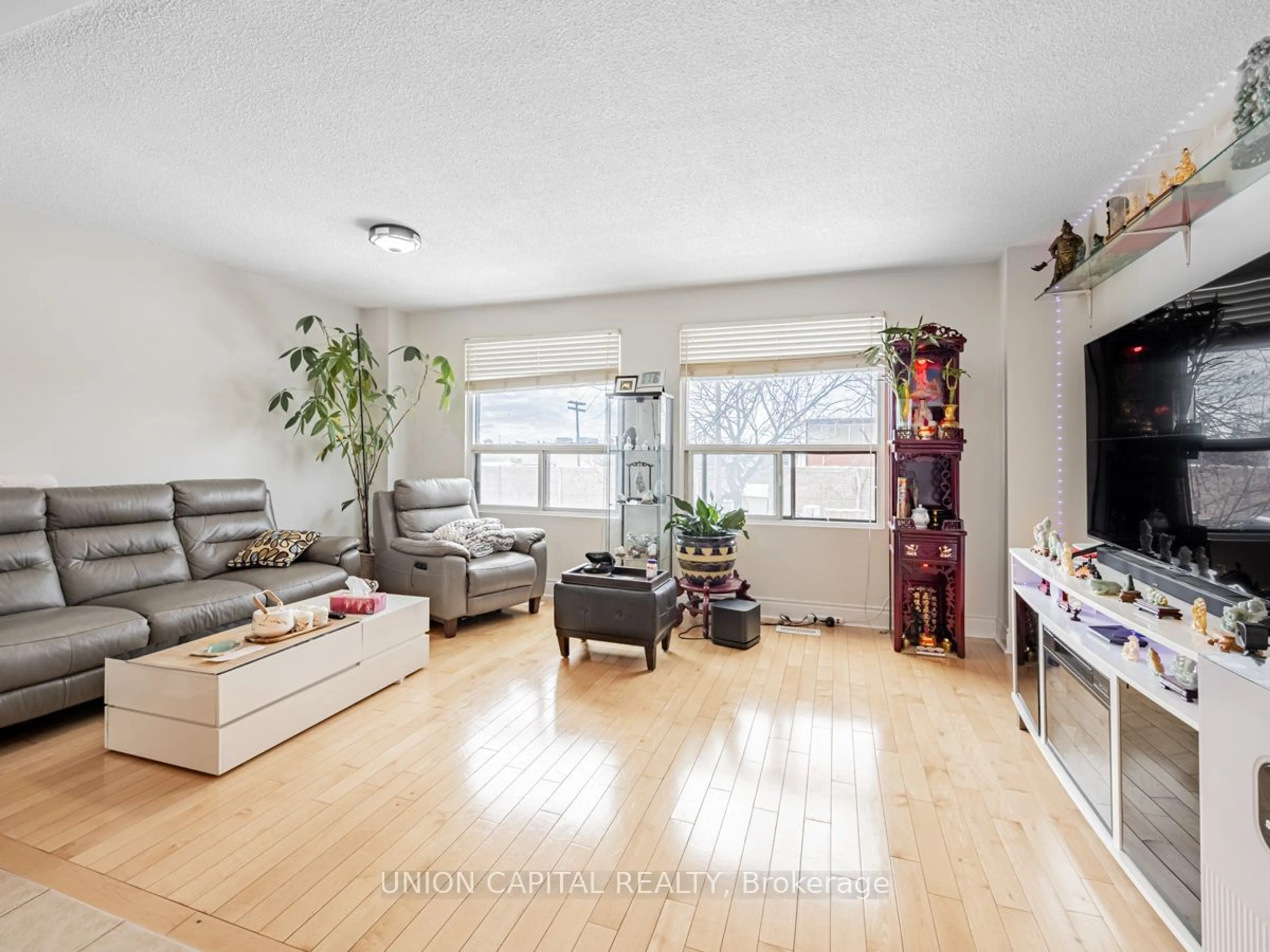 Living room with furniture, unknown for 115 Lotherton Ptwy, Toronto Ontario M6B 2G6