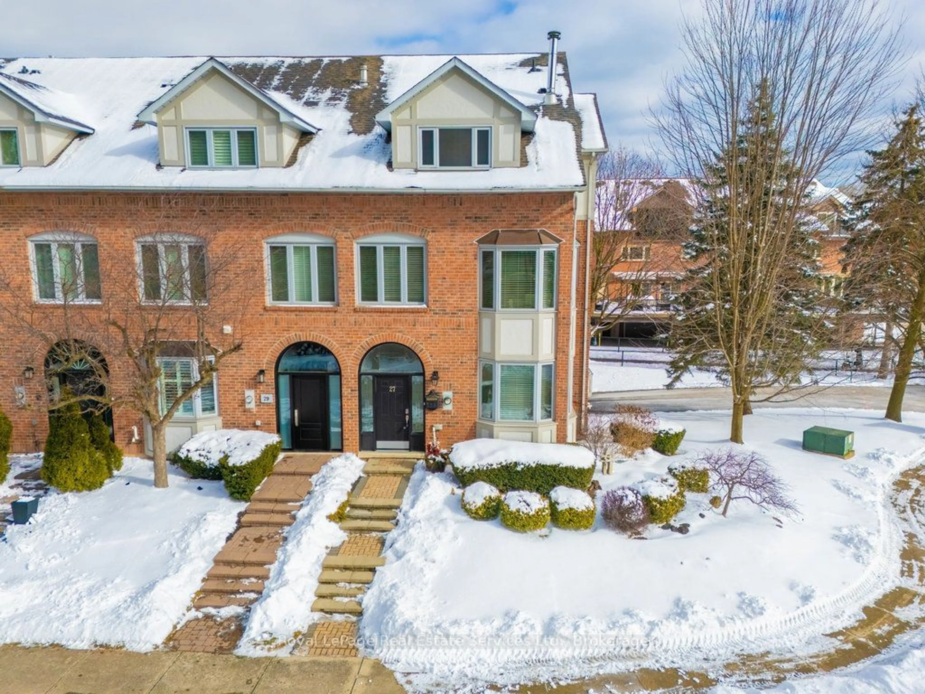 A pic from outside/outdoor area/front of a property/back of a property/a pic from drone, street for 27 Southaven Pl, Oakville Ontario L6L 6L2