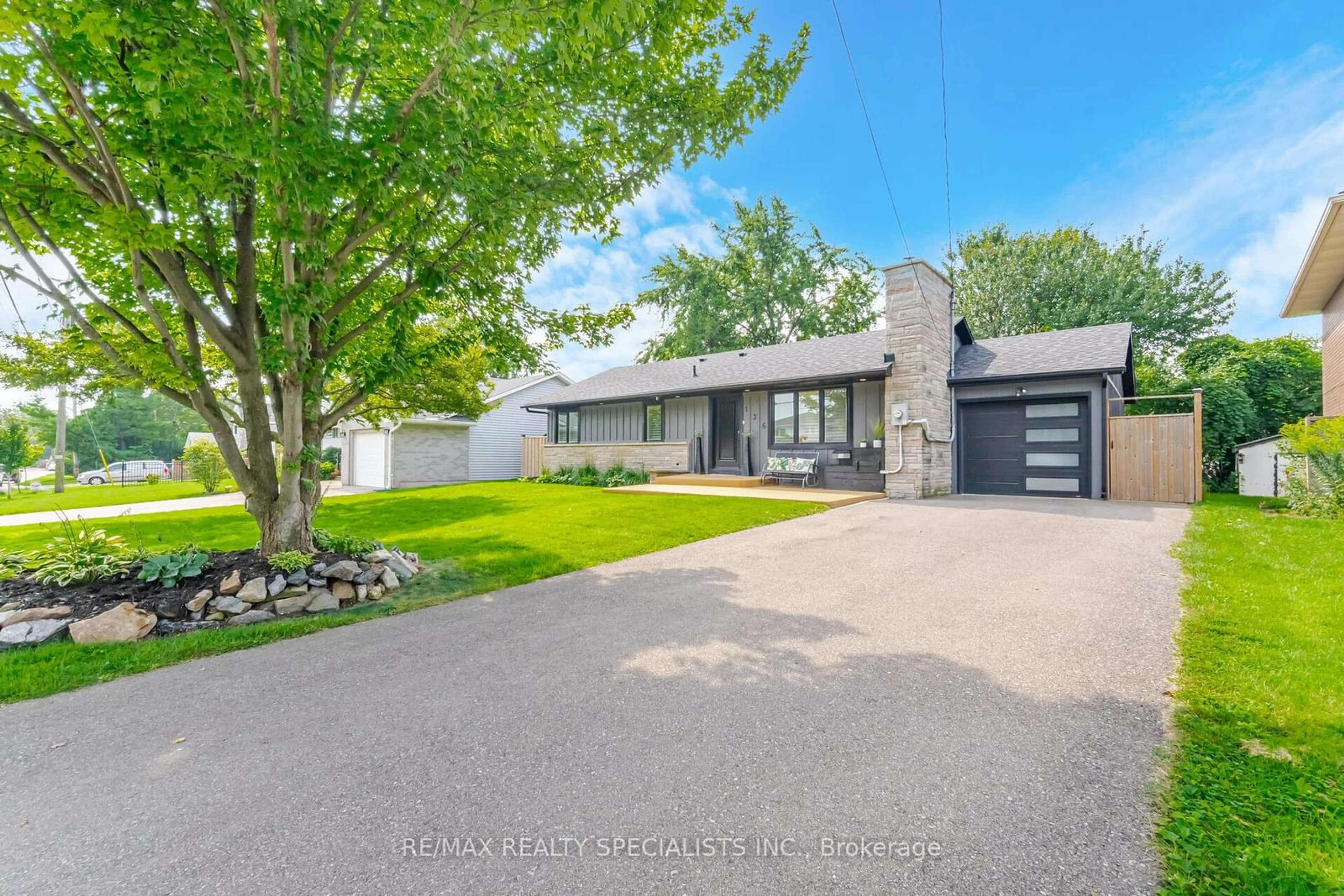 A pic from outside/outdoor area/front of a property/back of a property/a pic from drone, street for 136 Boxley Rd, Burlington Ontario L7L 4S1