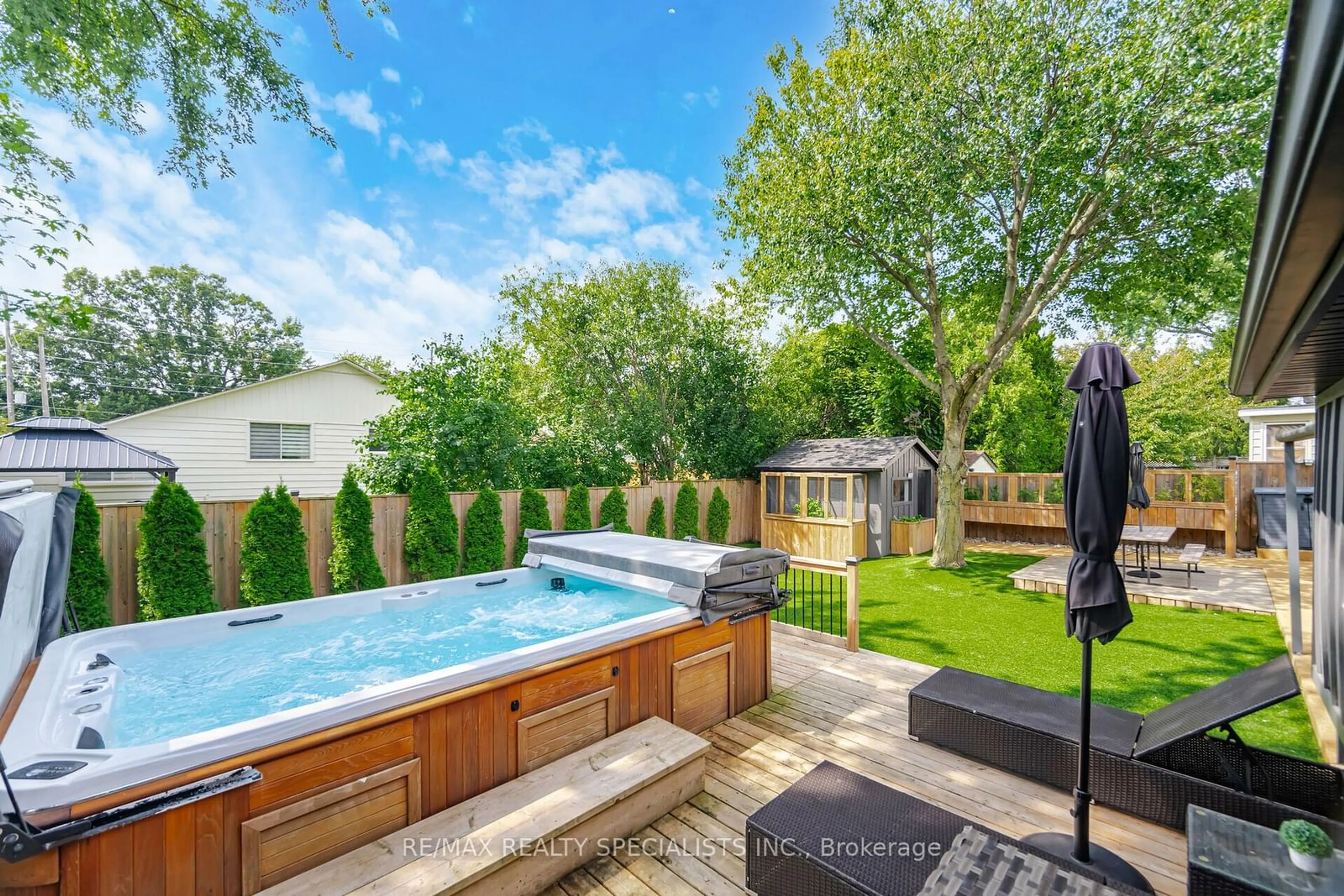 Pool for 136 Boxley Rd, Burlington Ontario L7L 4S1