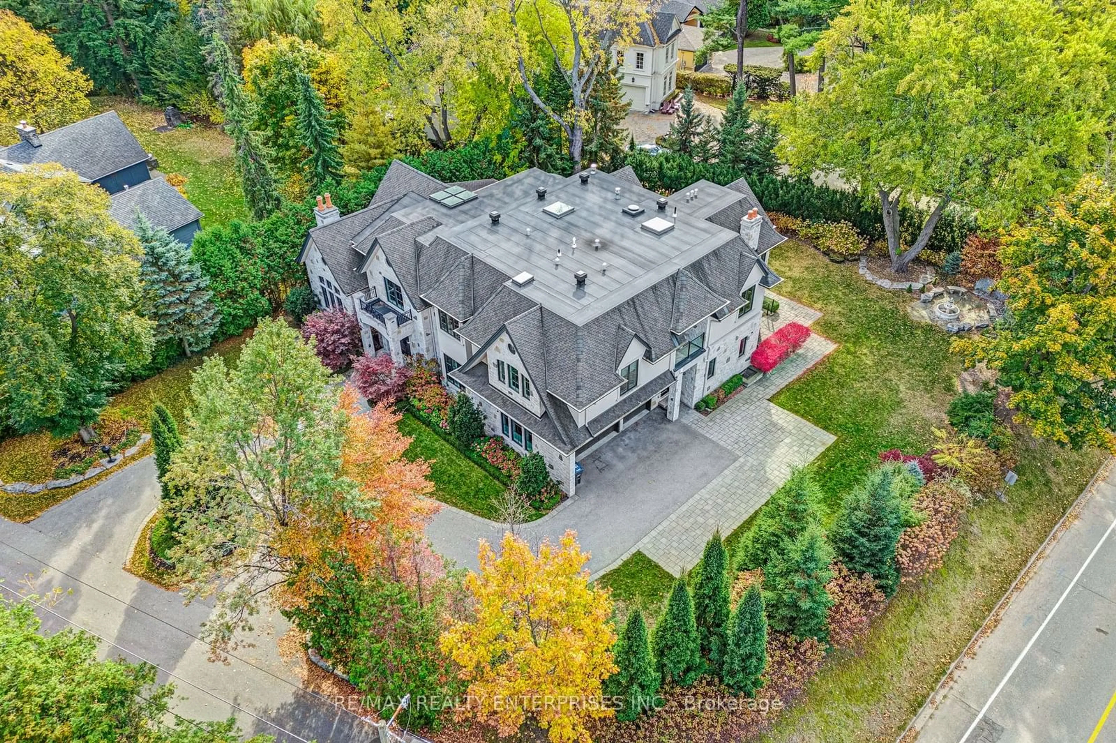 A pic from outside/outdoor area/front of a property/back of a property/a pic from drone, street for 1370 Oak Lane, Mississauga Ontario L5H 2X7