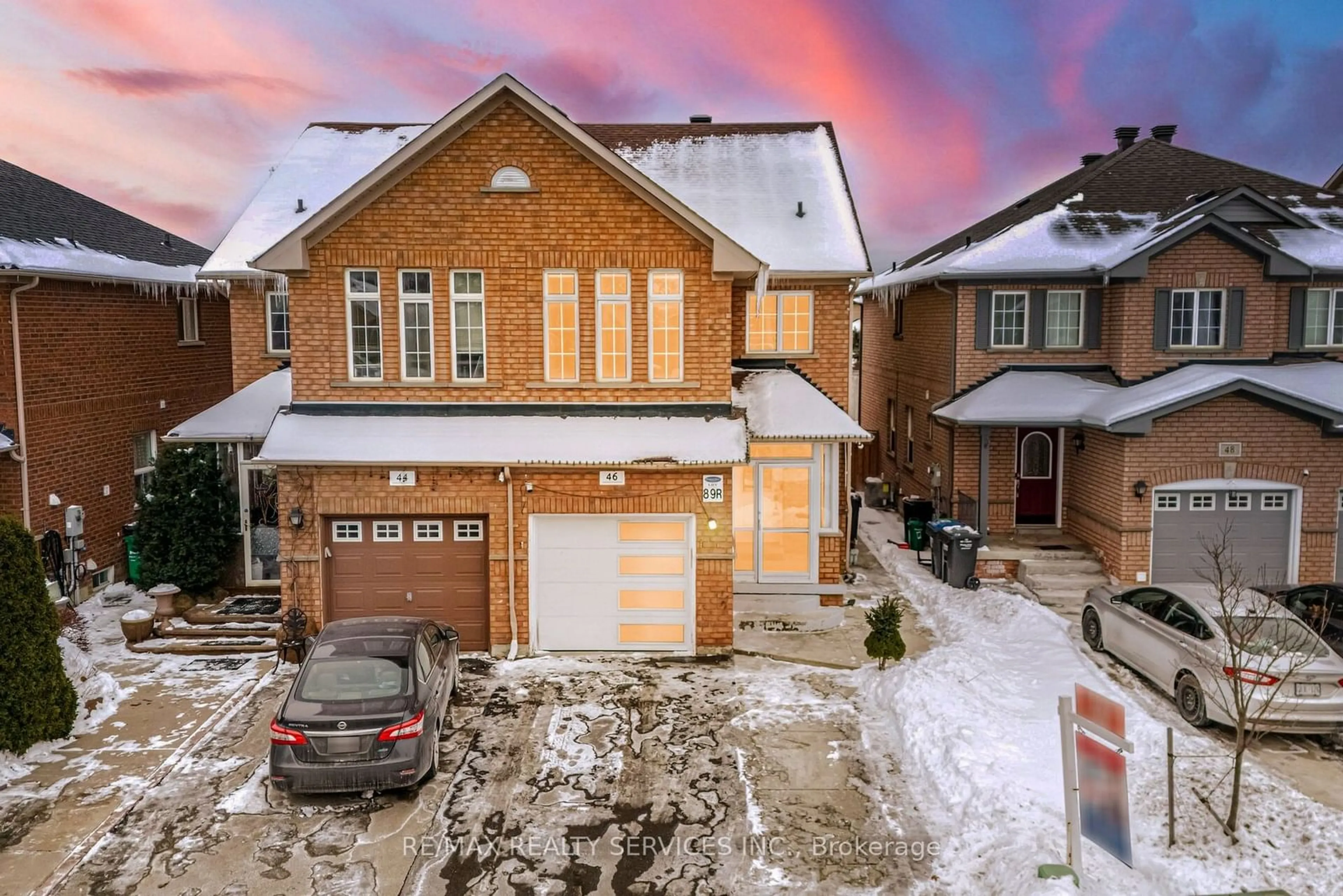 A pic from outside/outdoor area/front of a property/back of a property/a pic from drone, street for 46 Hollowgrove Blvd, Brampton Ontario L6P 1B1