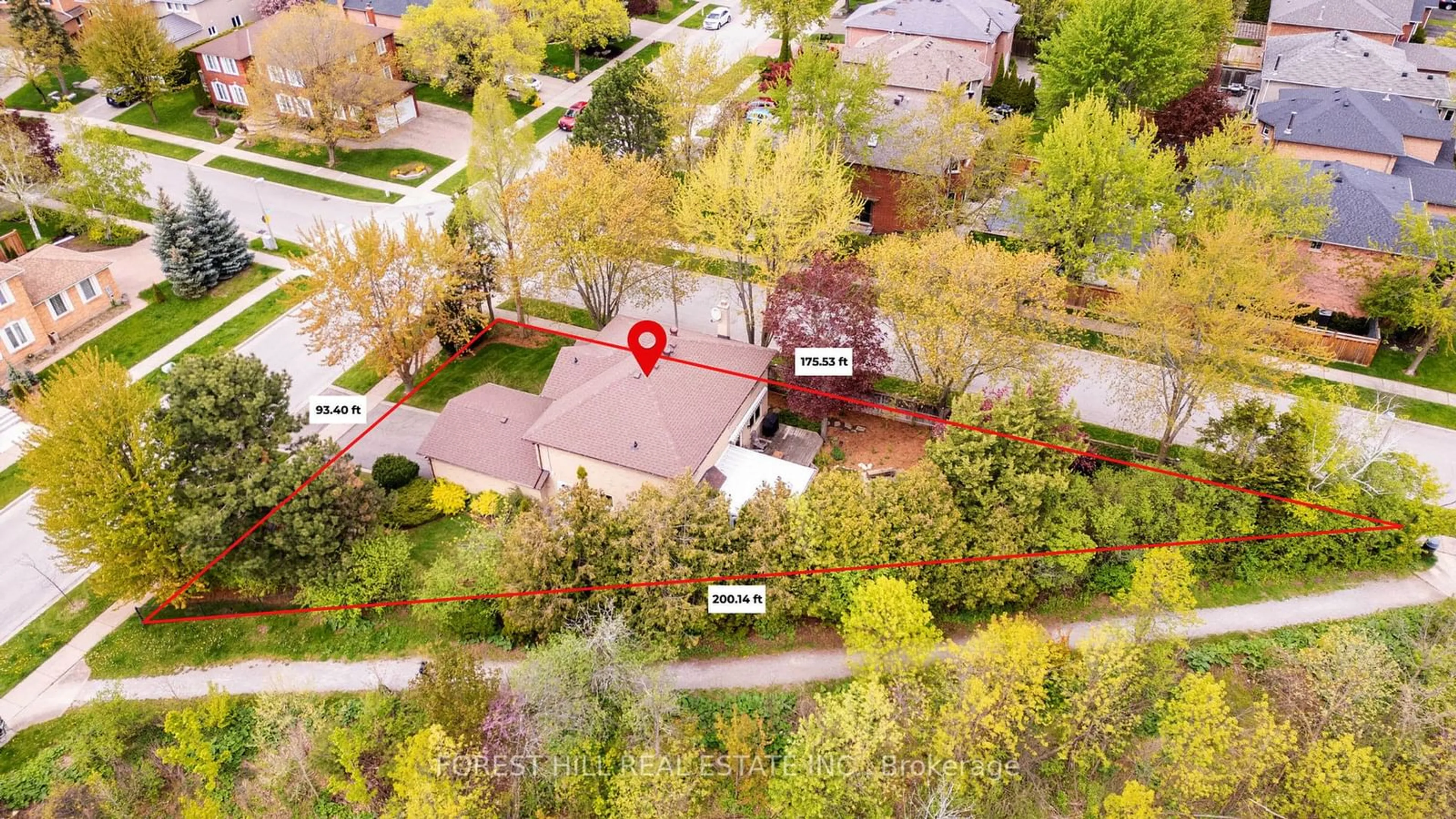 A pic from outside/outdoor area/front of a property/back of a property/a pic from drone, street for 2163 Towne Blvd, Oakville Ontario L6H 5H1