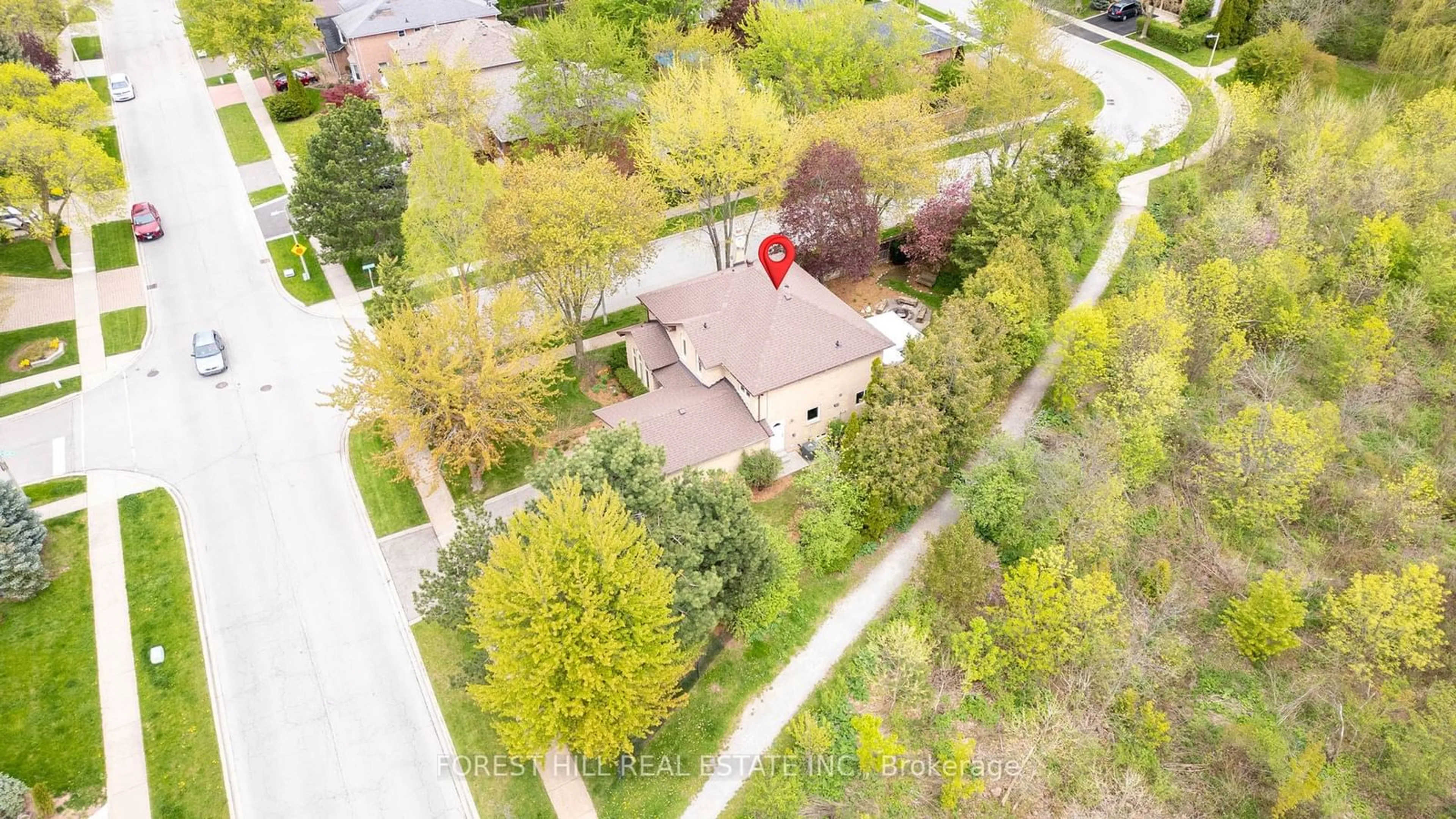 A pic from outside/outdoor area/front of a property/back of a property/a pic from drone, street for 2163 Towne Blvd, Oakville Ontario L6H 5H1