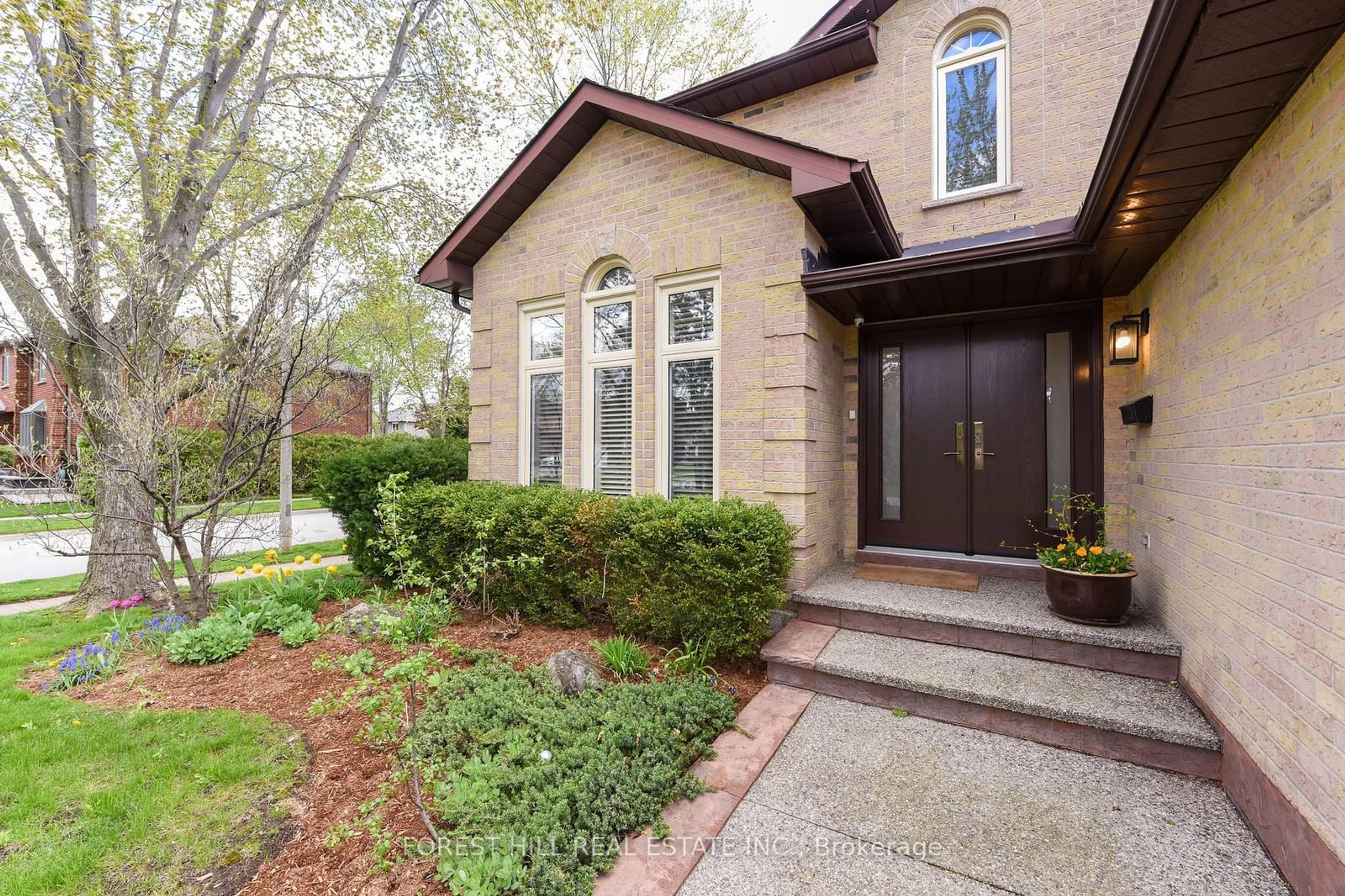 Home with brick exterior material, street for 2163 Towne Blvd, Oakville Ontario L6H 5H1