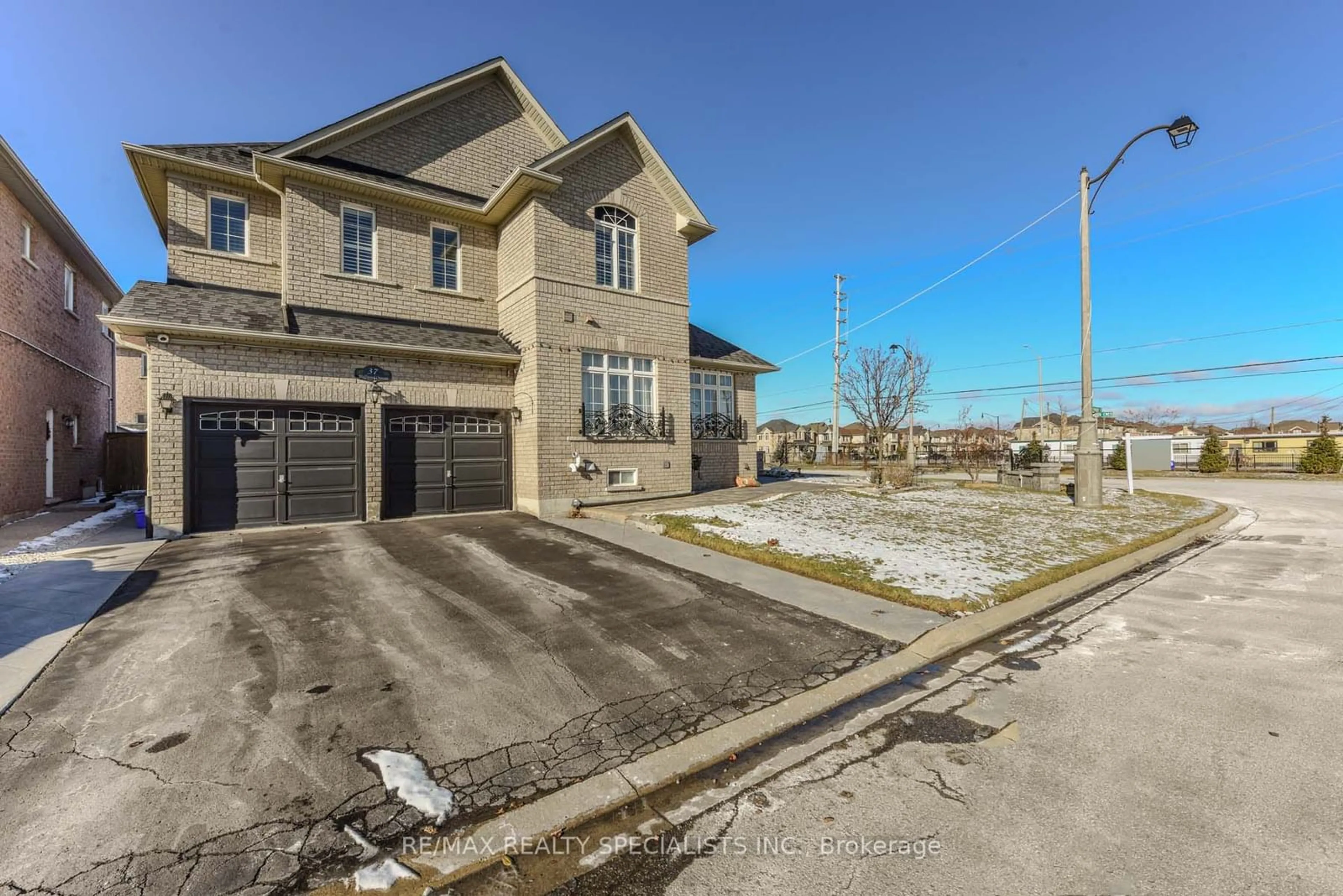 A pic from outside/outdoor area/front of a property/back of a property/a pic from drone, street for 37 Bluffwood Cres, Brampton Ontario L6P 2P3