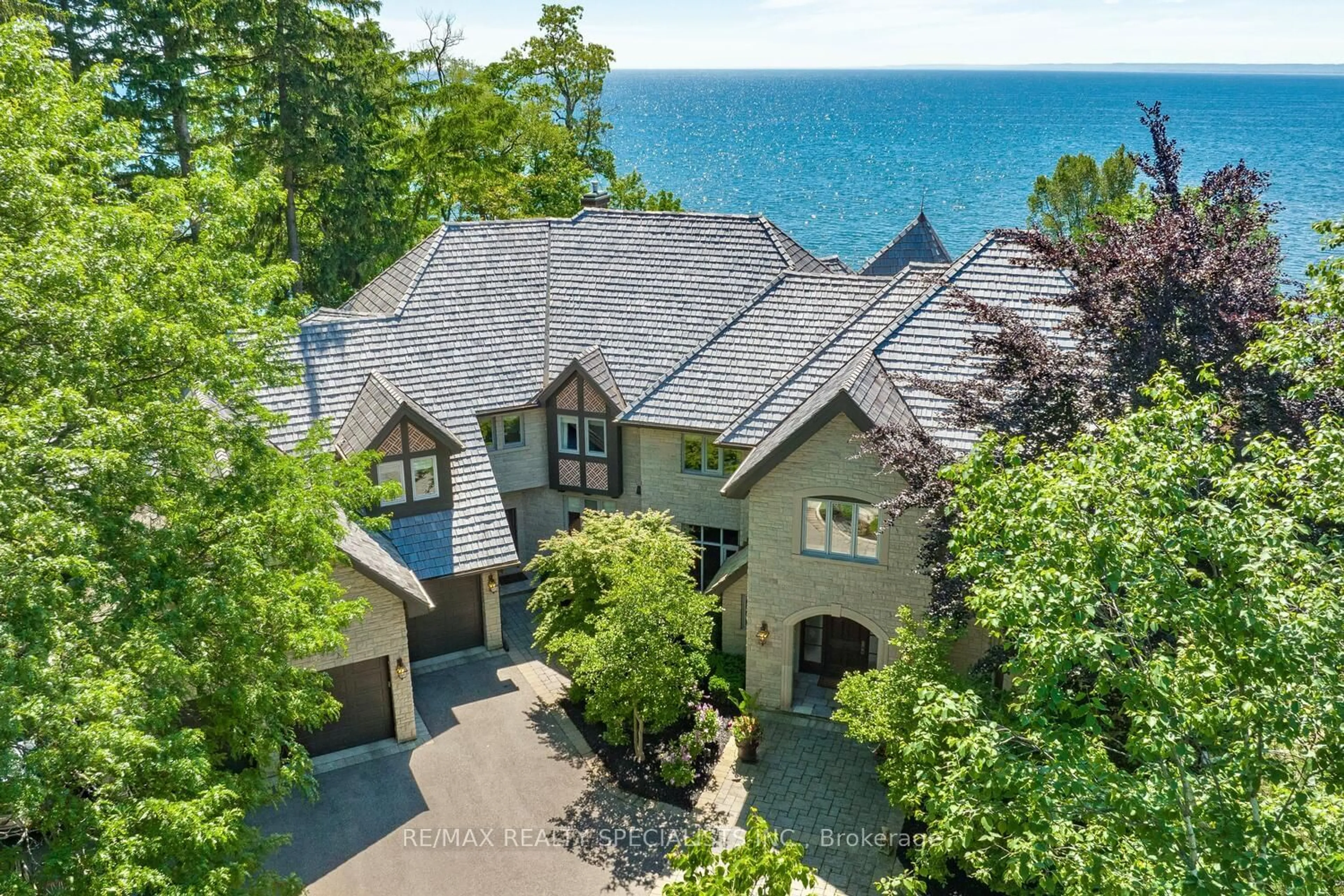 A pic from outside/outdoor area/front of a property/back of a property/a pic from drone, water/lake/river/ocean view for 4038 Lakeshore Rd, Burlington Ontario L7L 1A1