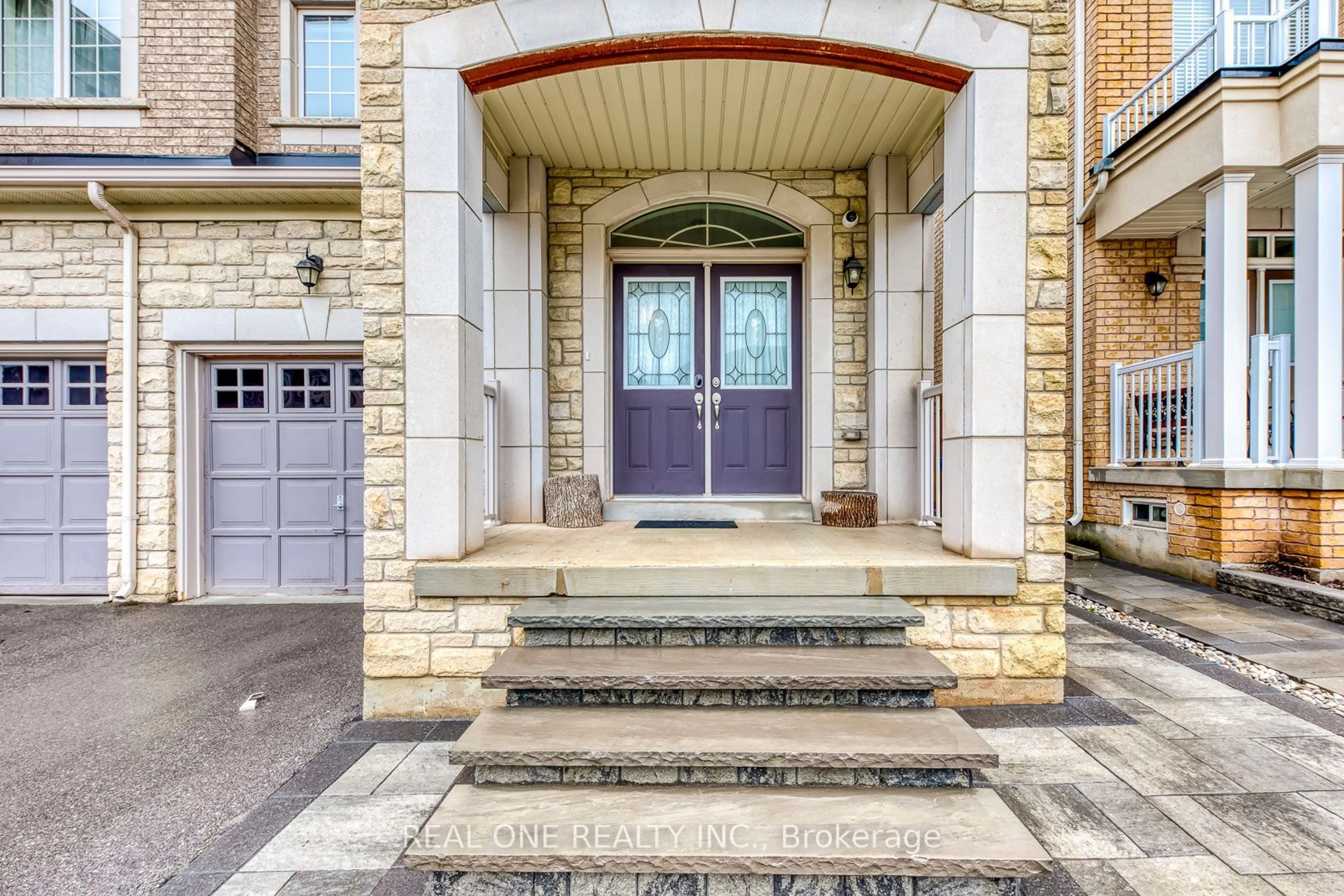 Indoor entryway for 475 George Ryan Ave, Oakville Ontario L6H 0S4