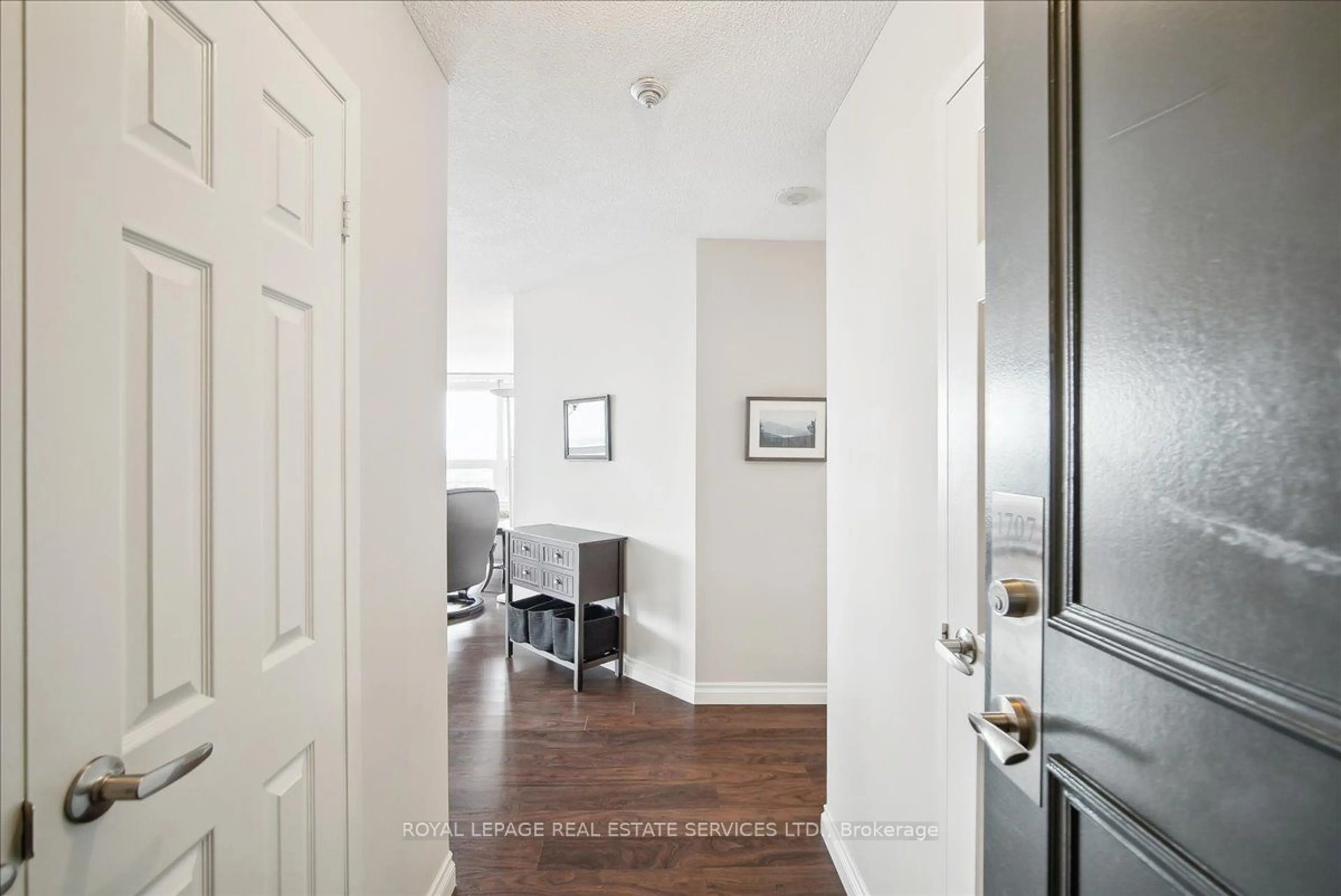 Indoor entryway for 8 Lisa St #1707, Brampton Ontario L6T 4S6