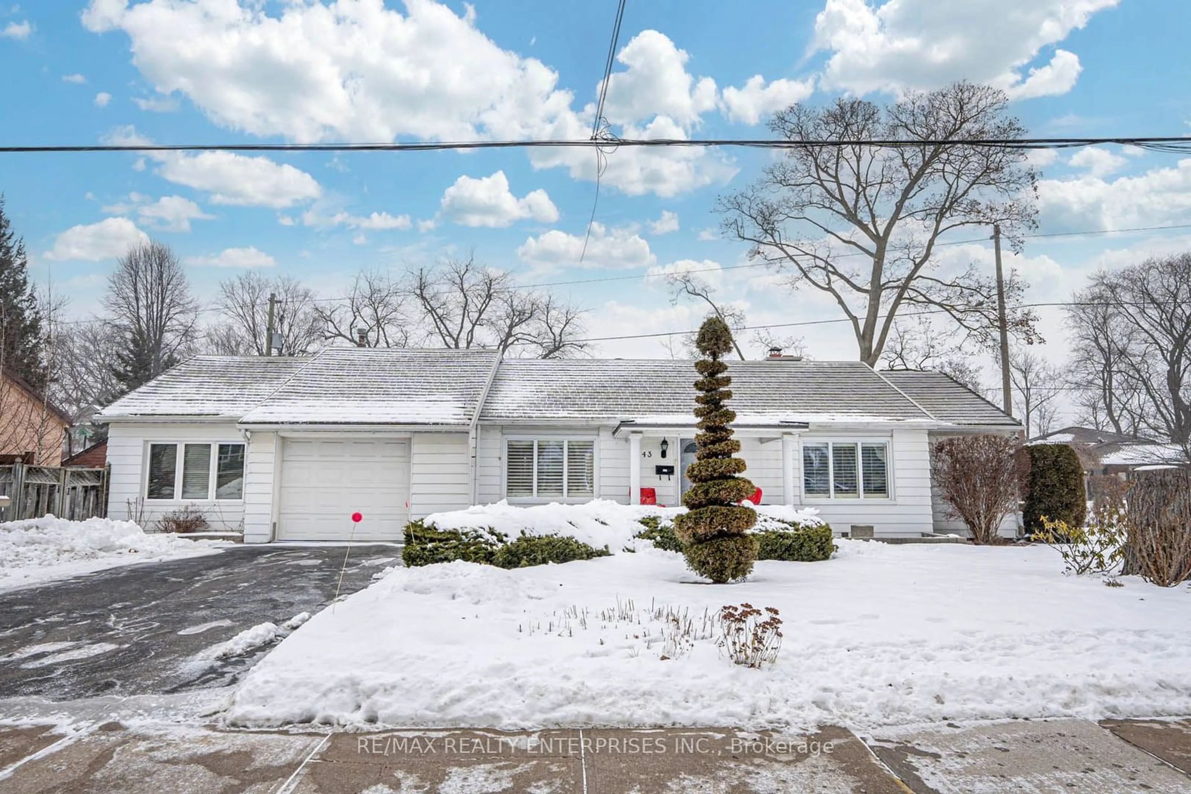 A pic from outside/outdoor area/front of a property/back of a property/a pic from drone, street for 43 Maple Ave, Mississauga Ontario L5H 2R2