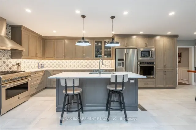 Additional property image - 3300 Lakeshore Rd
