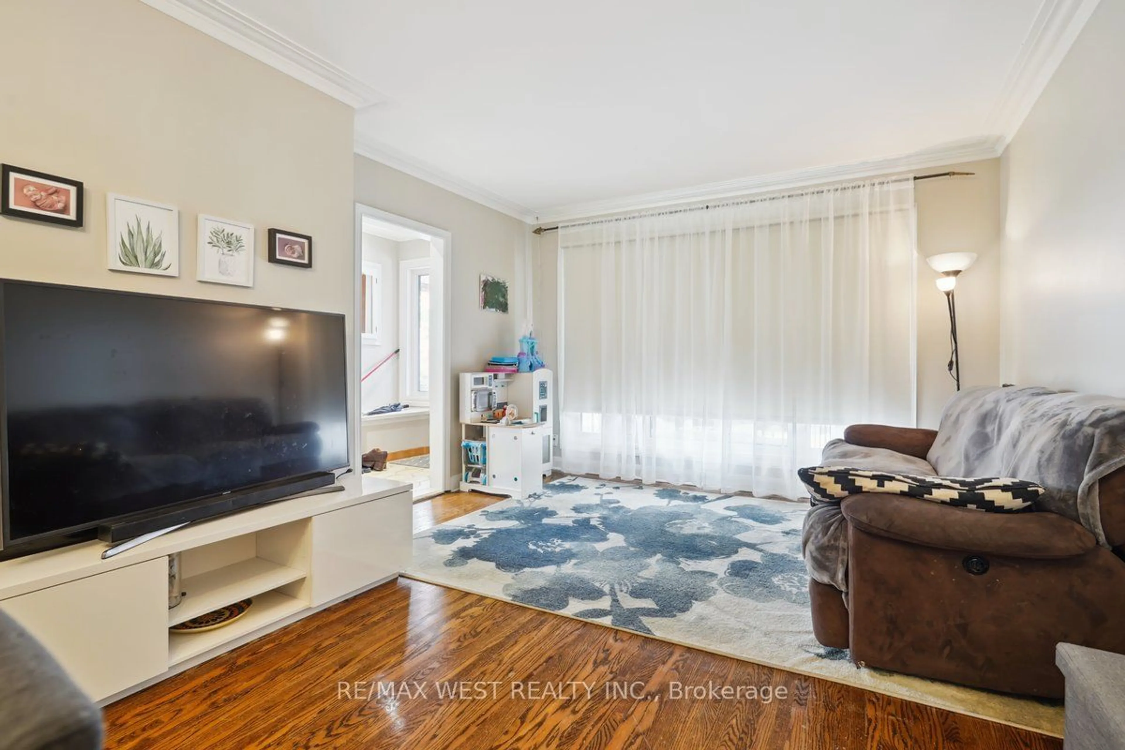 Living room with furniture, unknown for 555 Silverthorn Ave, Toronto Ontario M6M 3J1