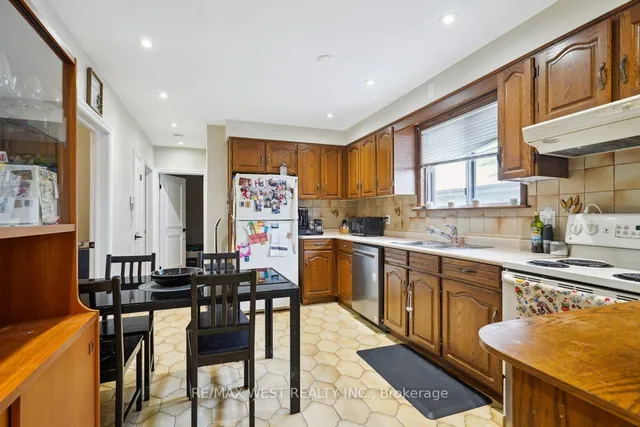 Additional property image - 555 Silverthorn Ave
