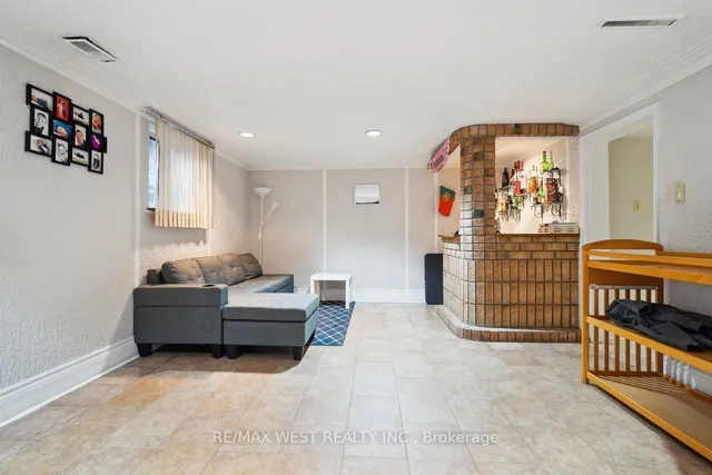 Additional property image - 555 Silverthorn Ave