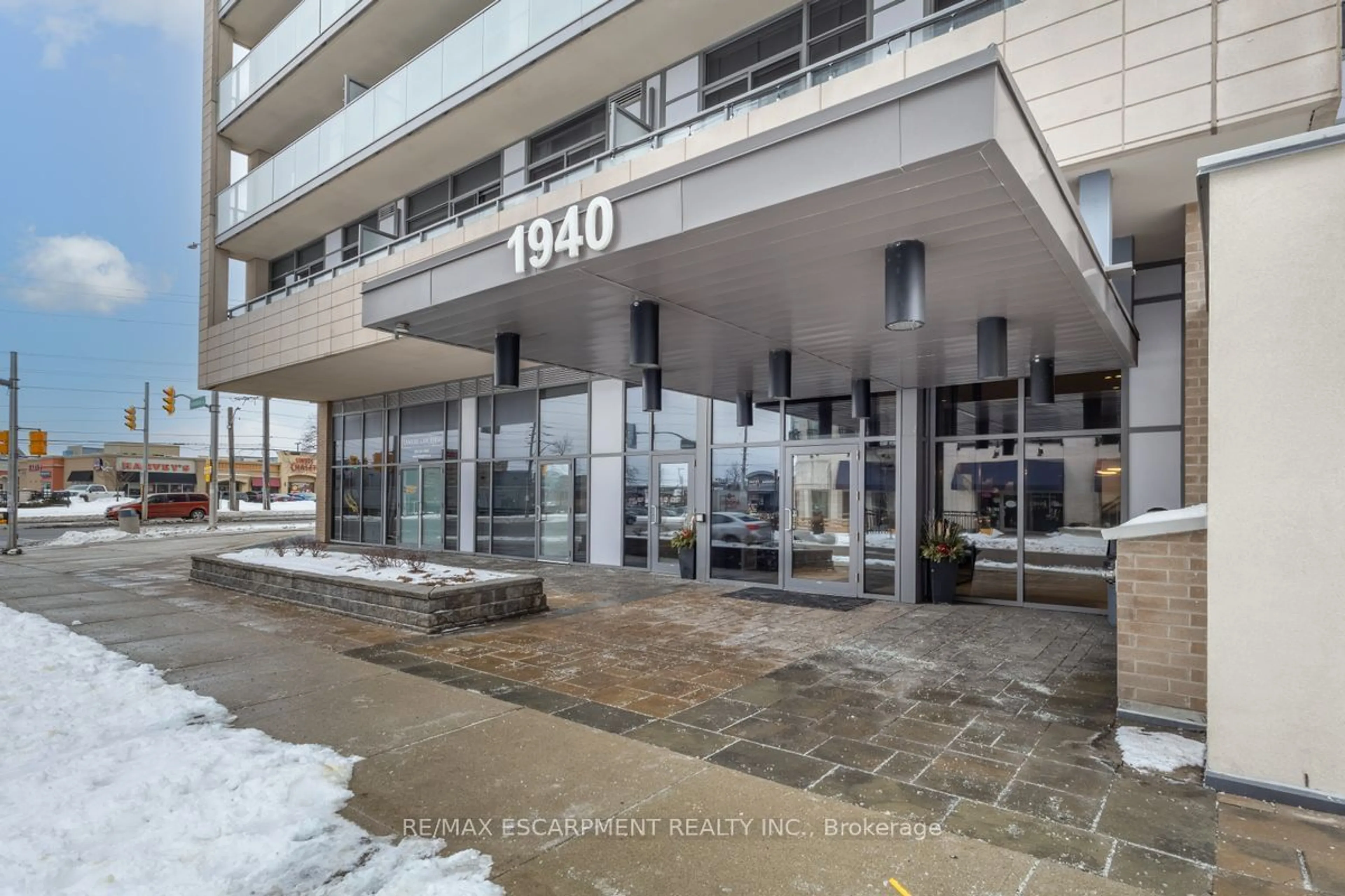 Indoor foyer for 1940 Ironstone Dr #311, Burlington Ontario L7L 0E4