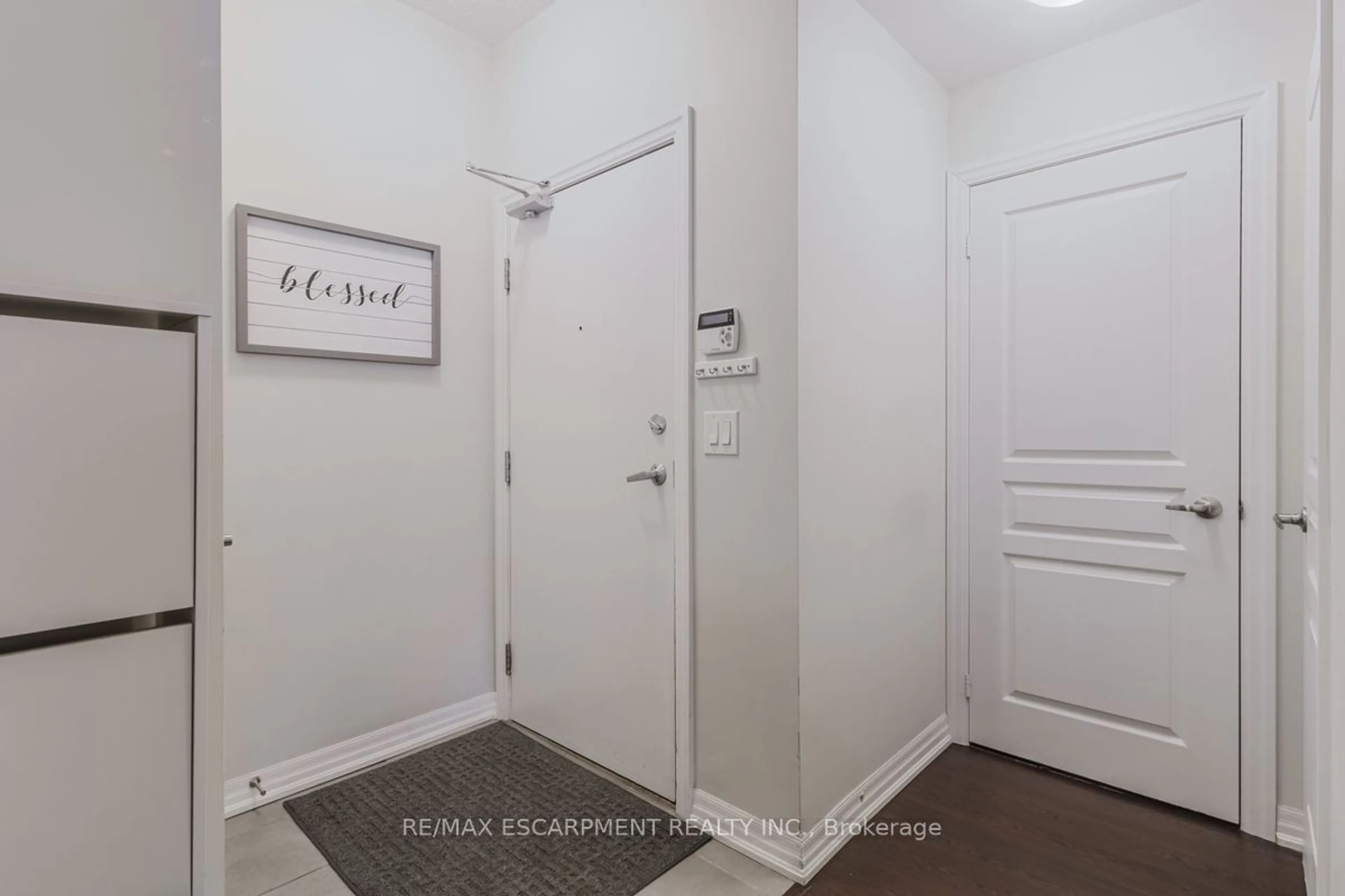 Indoor entryway for 1940 Ironstone Dr #311, Burlington Ontario L7L 0E4