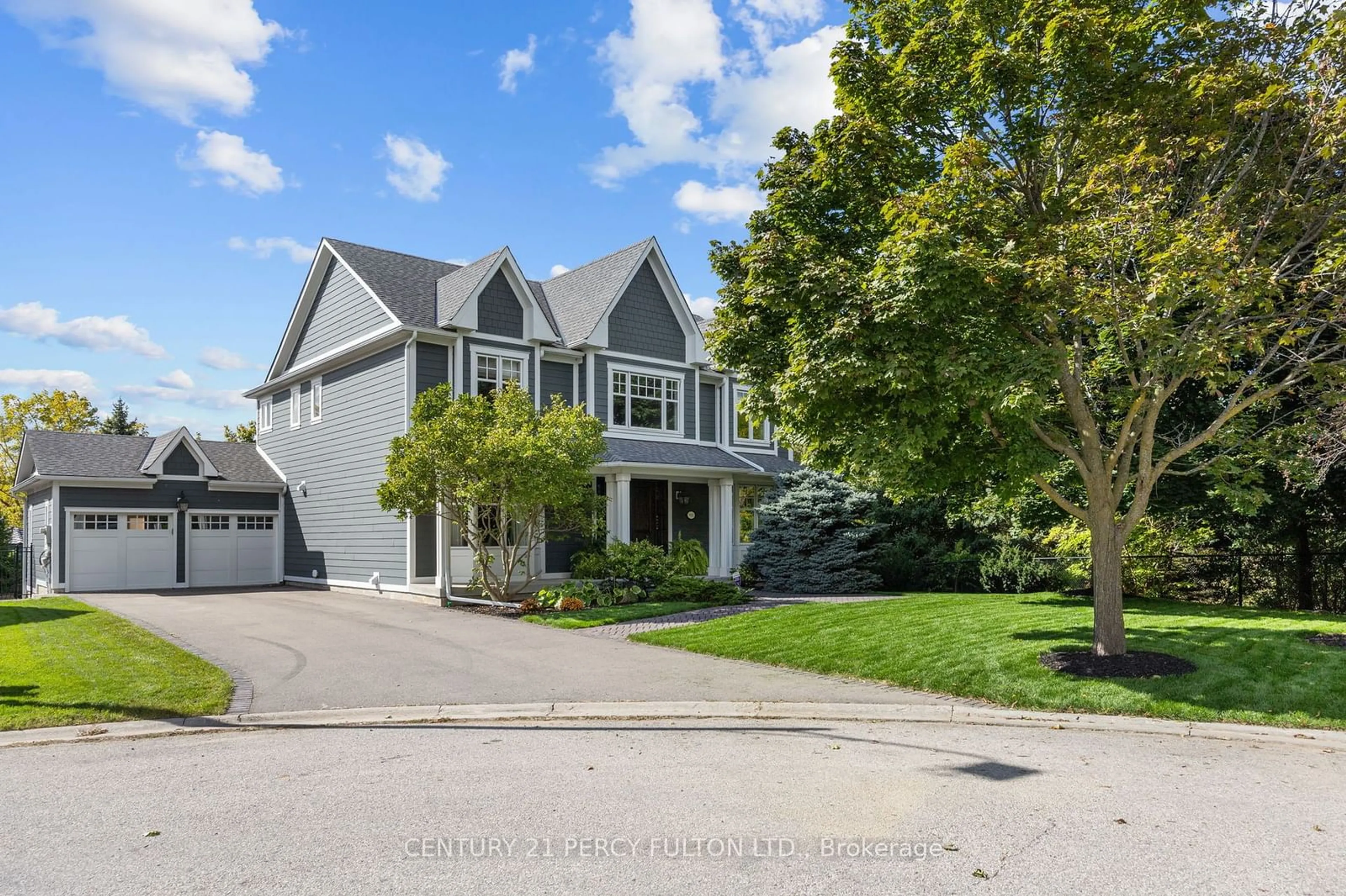 A pic from outside/outdoor area/front of a property/back of a property/a pic from drone, street for 990 John Watt Blvd, Mississauga Ontario L5W 1A5