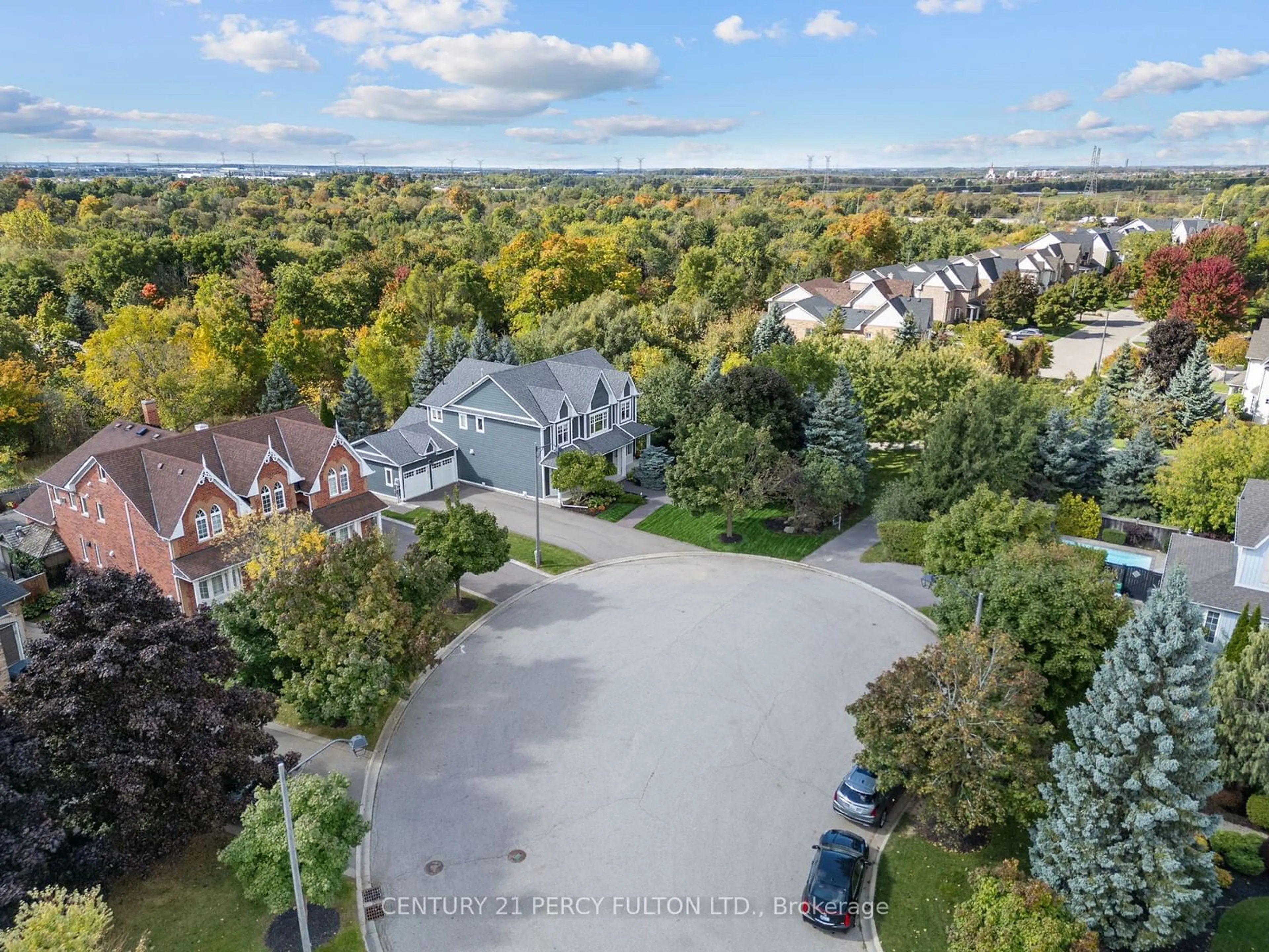 A pic from outside/outdoor area/front of a property/back of a property/a pic from drone, unknown for 990 John Watt Blvd, Mississauga Ontario L5W 1A5