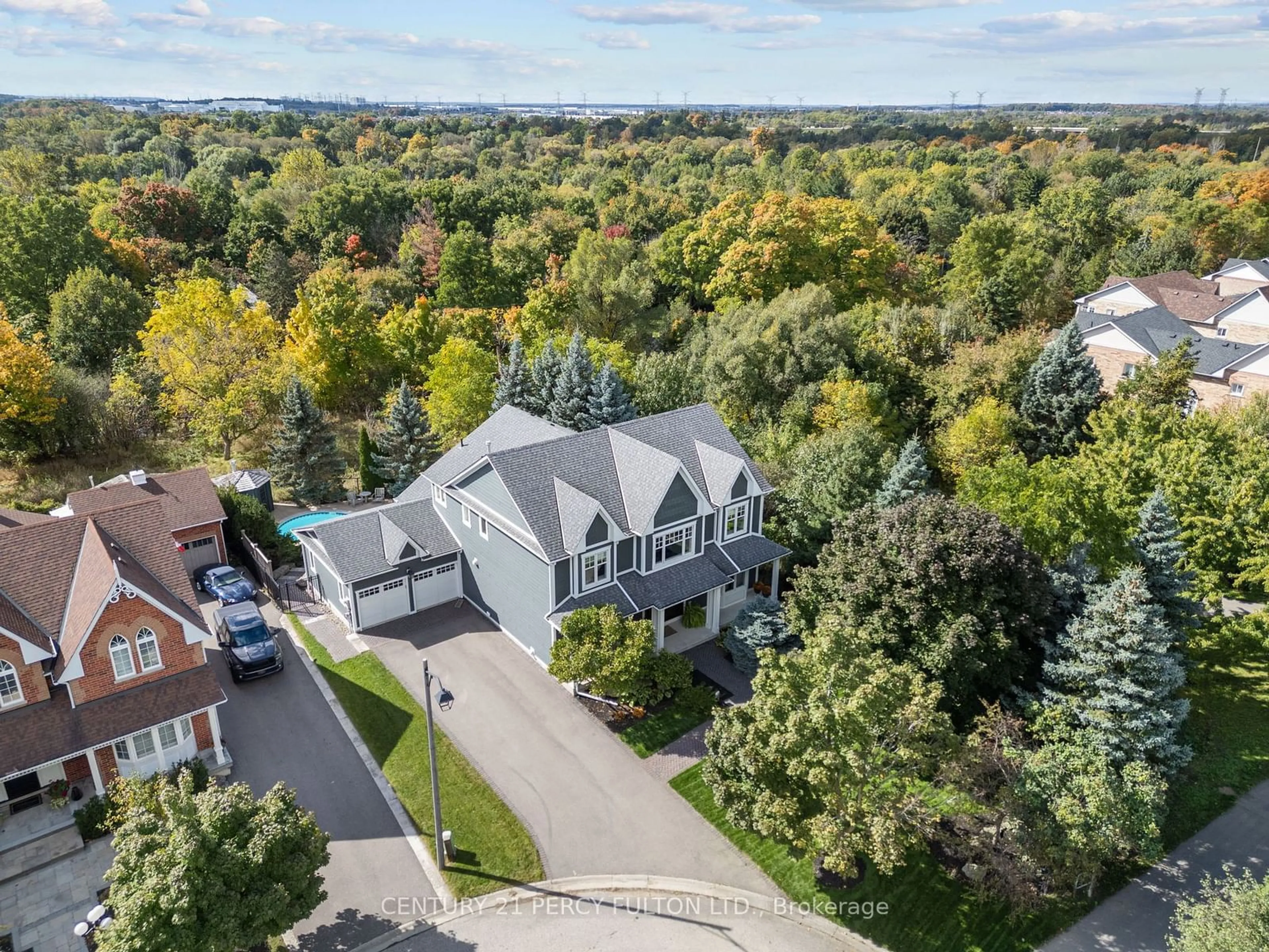 A pic from outside/outdoor area/front of a property/back of a property/a pic from drone, unknown for 990 John Watt Blvd, Mississauga Ontario L5W 1A5