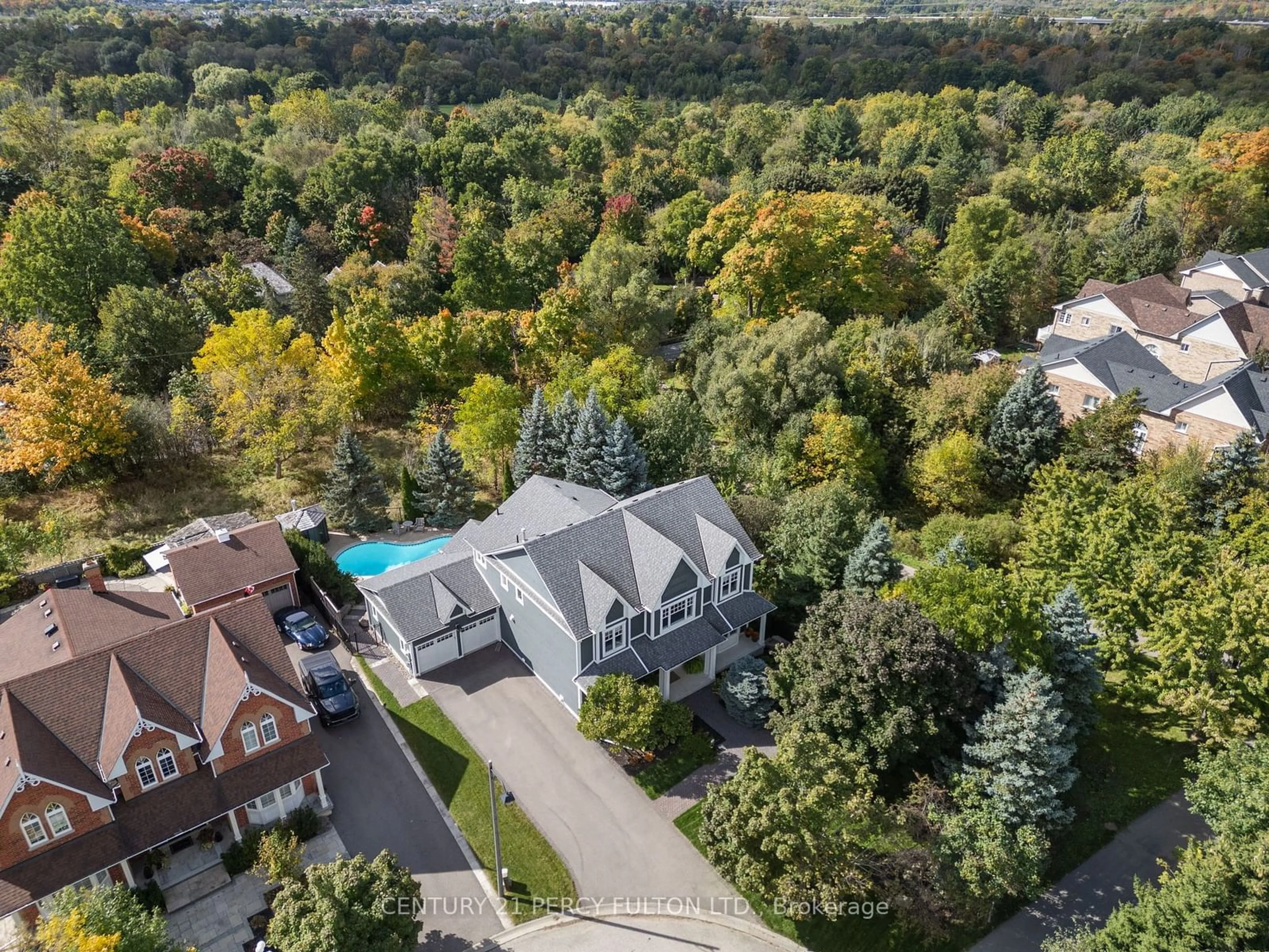 A pic from outside/outdoor area/front of a property/back of a property/a pic from drone, forest/trees view for 990 John Watt Blvd, Mississauga Ontario L5W 1A5