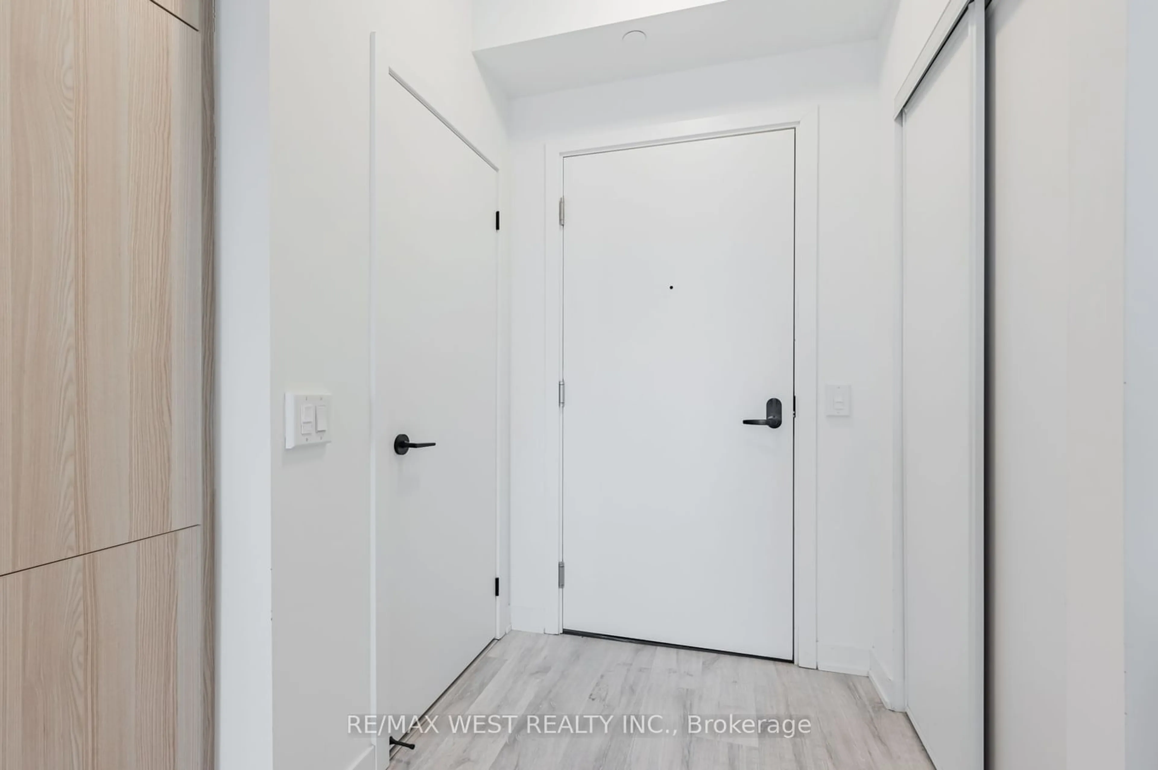 Indoor entryway for 215 Lakeshore Rd #435, Mississauga Ontario L5H 0A7