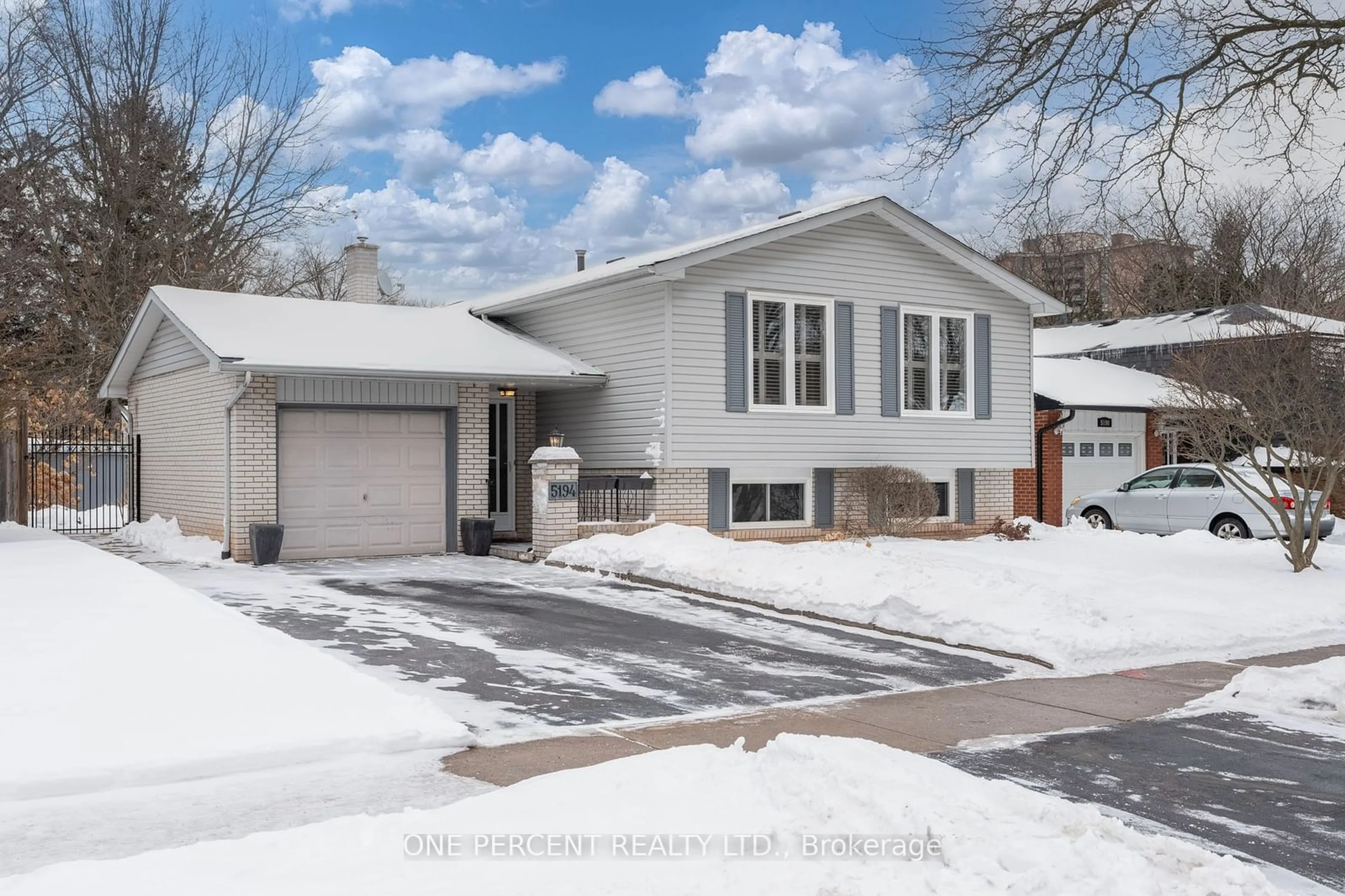 Home with vinyl exterior material, street for 5194 Broughton Cres, Burlington Ontario L7L 3B9