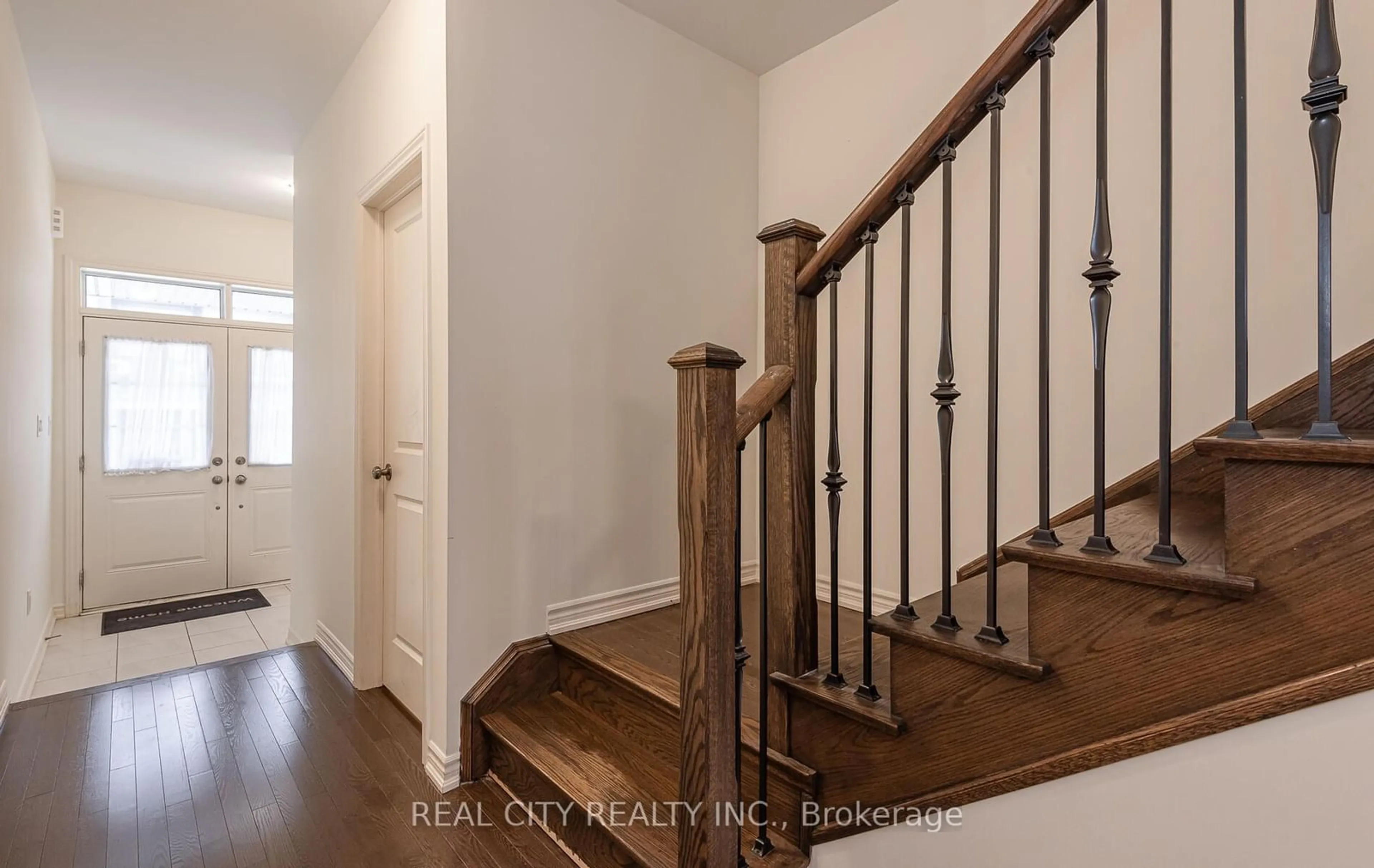 Indoor entryway for 10 Donald Ficht Cres, Brampton Ontario L7A 5H8