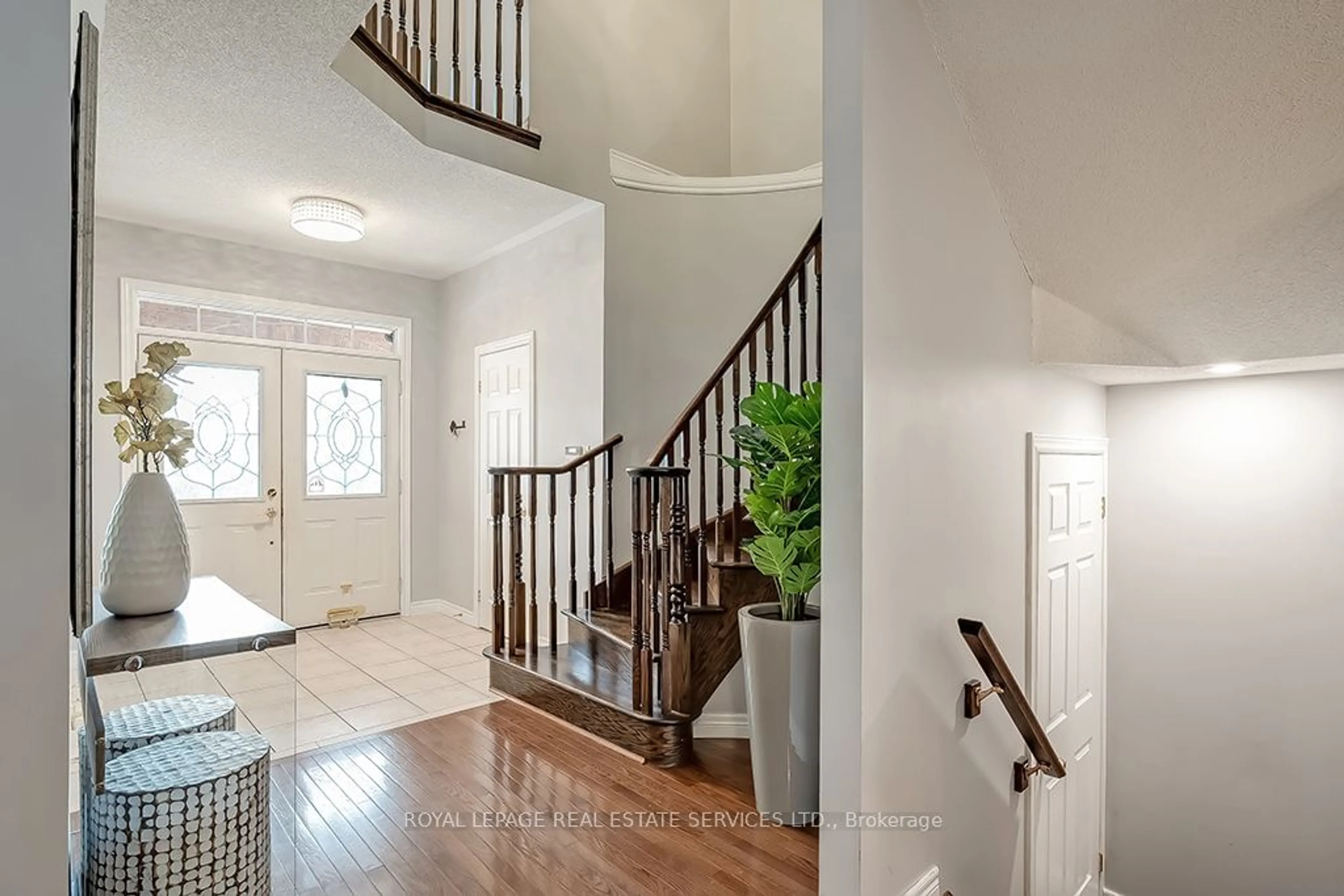 Indoor entryway for 2385 Sequoia Way, Oakville Ontario L6M 4V5