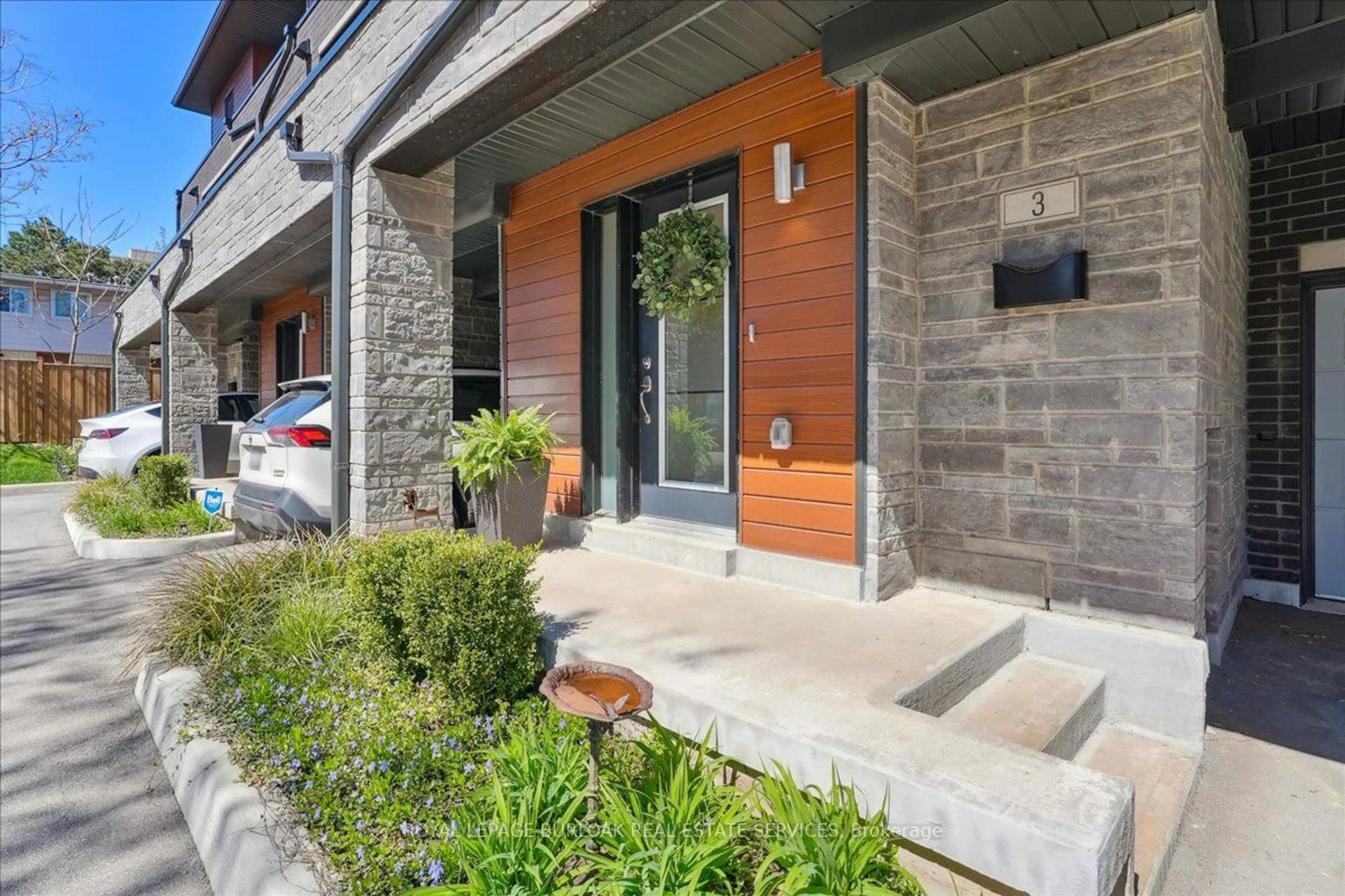 Home with brick exterior material, street for 2071 Ghent Ave #3, Burlington Ontario L7R 1Y4