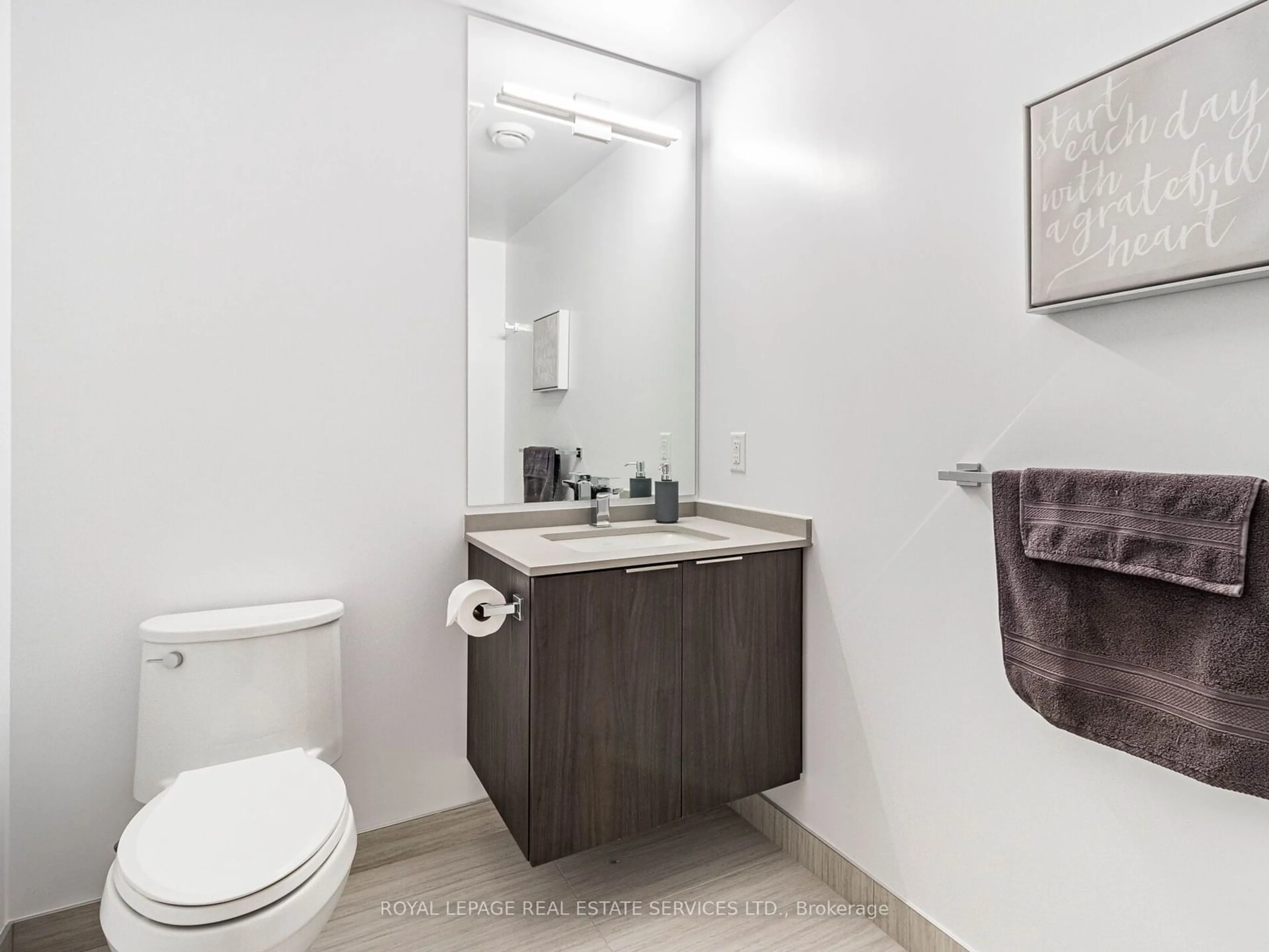 Standard bathroom, floor is not visible for 4208 Dundas St #323, Toronto Ontario M8X 0B1