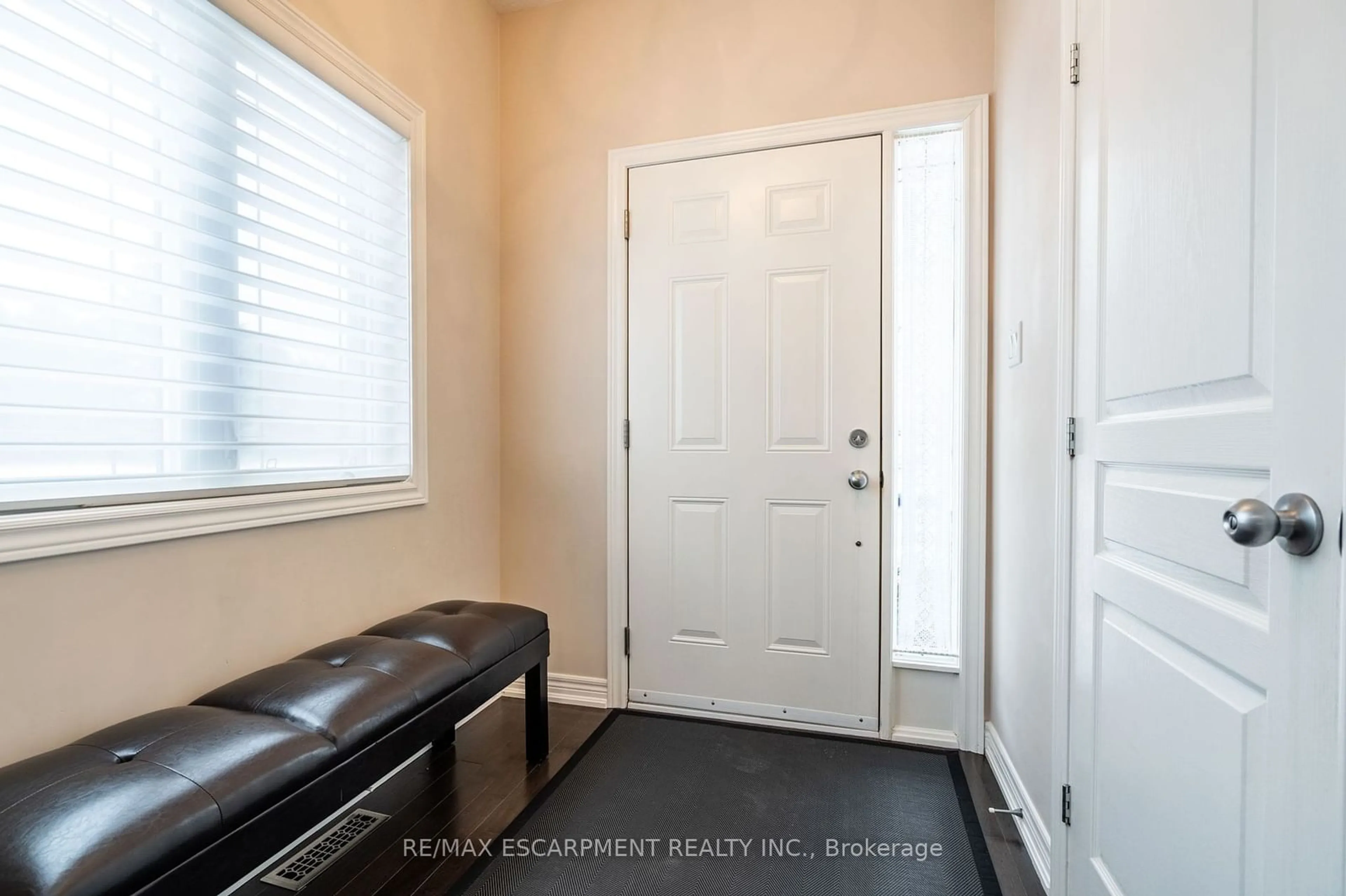 Indoor entryway for 1491 Plains Rd #6, Burlington Ontario L7T 4H1