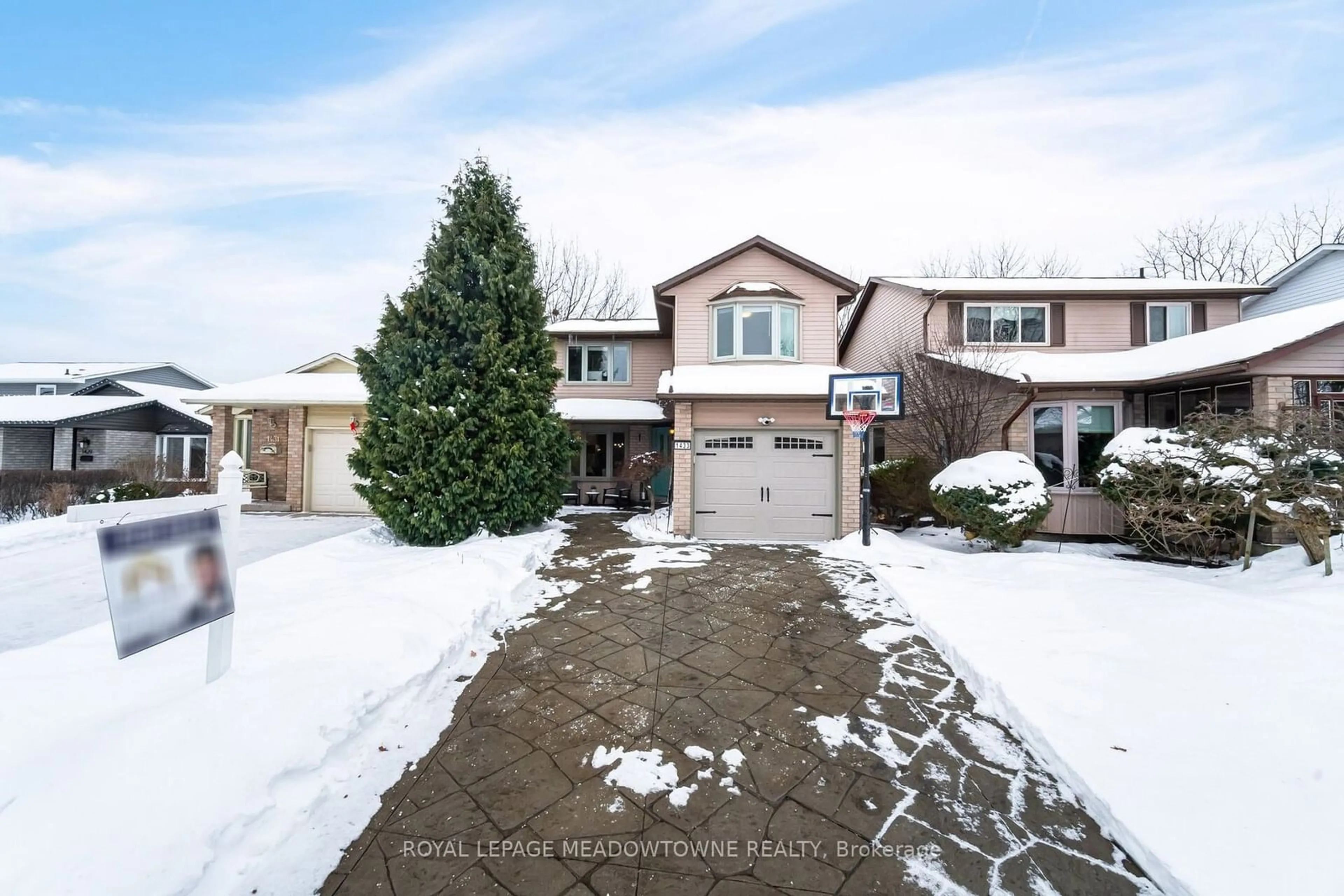 A pic from outside/outdoor area/front of a property/back of a property/a pic from drone, street for 1433 Reynolds Ave, Burlington Ontario L7M 3B6