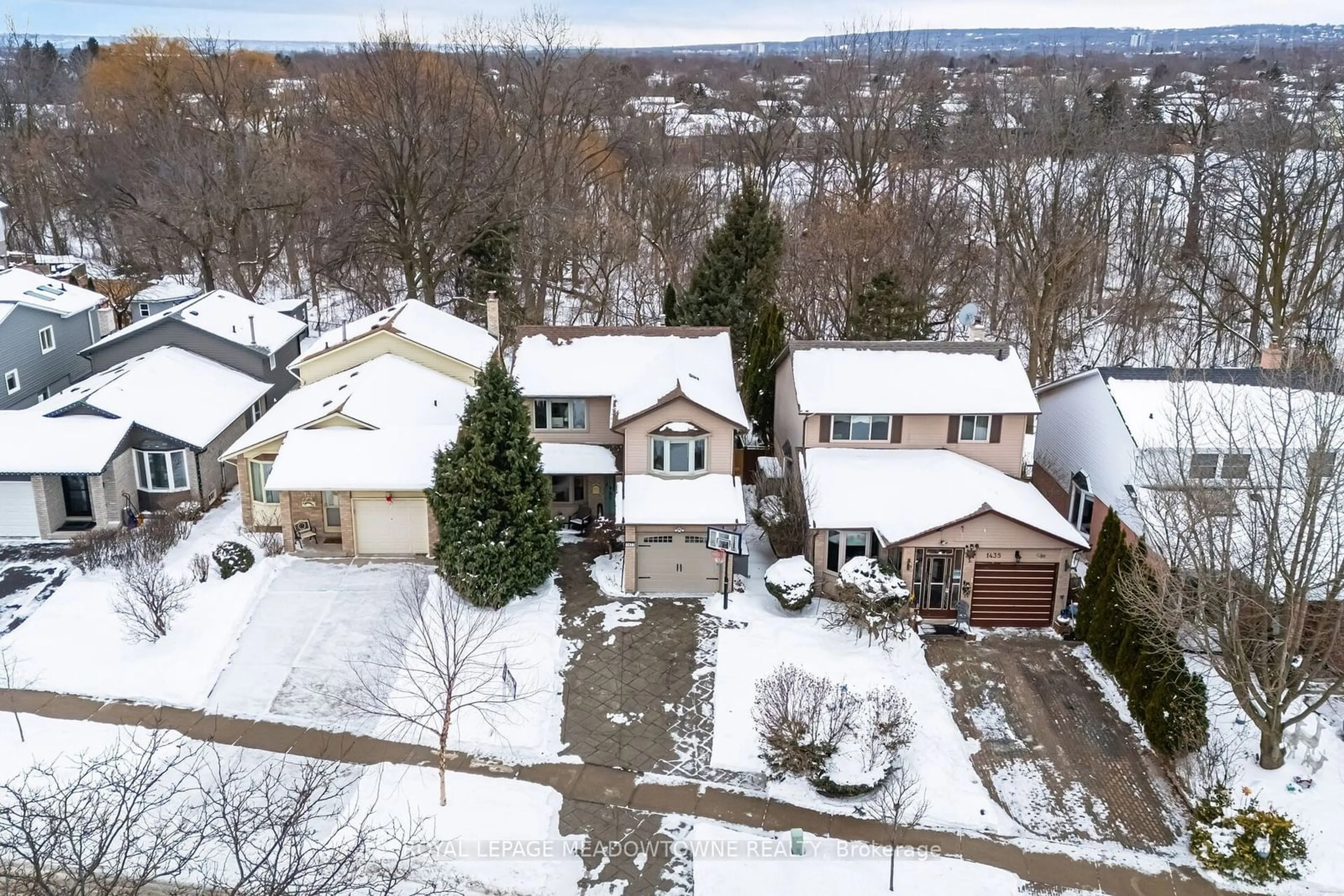 A pic from outside/outdoor area/front of a property/back of a property/a pic from drone, street for 1433 Reynolds Ave, Burlington Ontario L7M 3B6