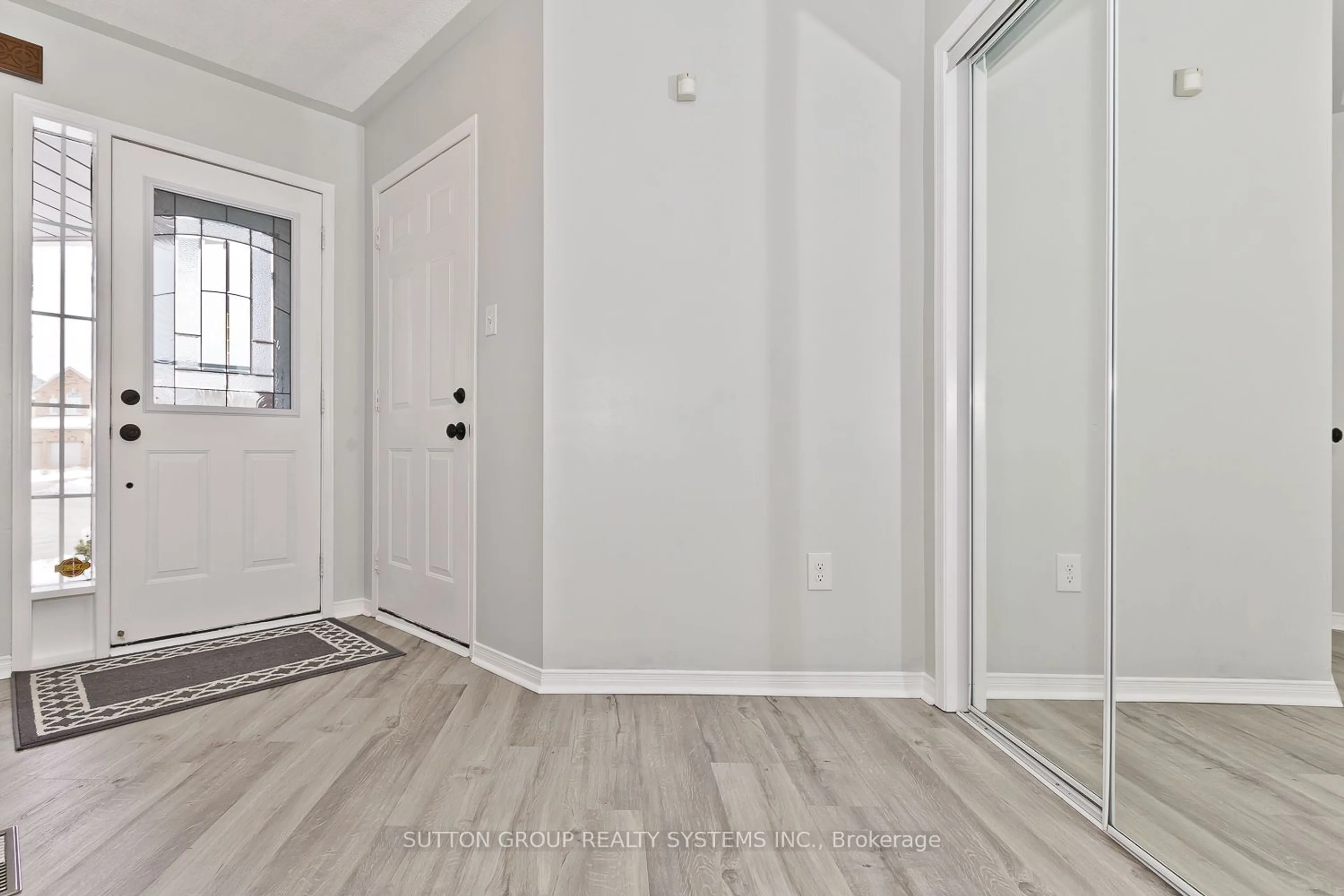 Indoor entryway for 3945 Foxwood Ave, Mississauga Ontario L5N 7V4