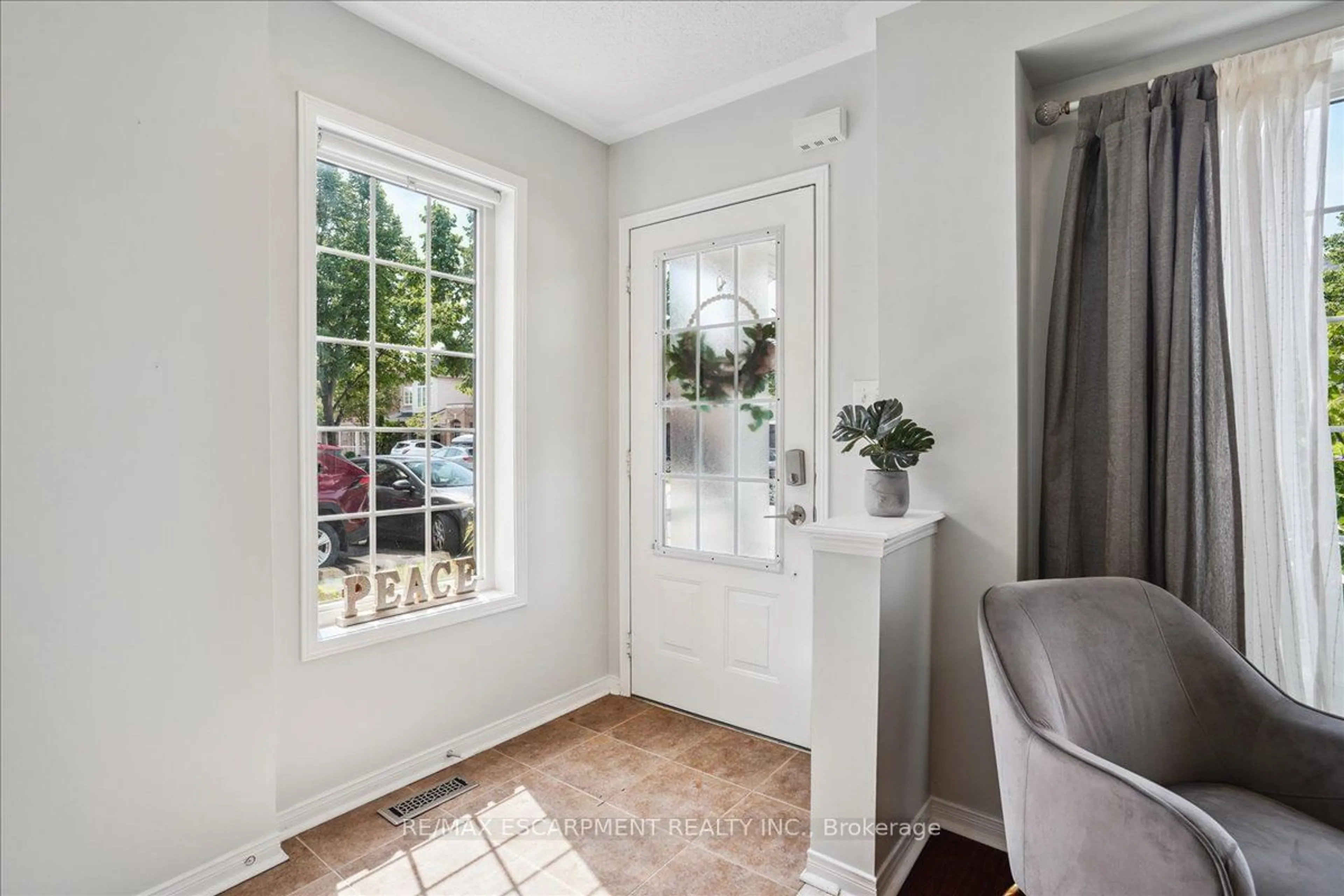 Indoor entryway for 2403 Emerson Dr, Burlington Ontario L7L 7M4