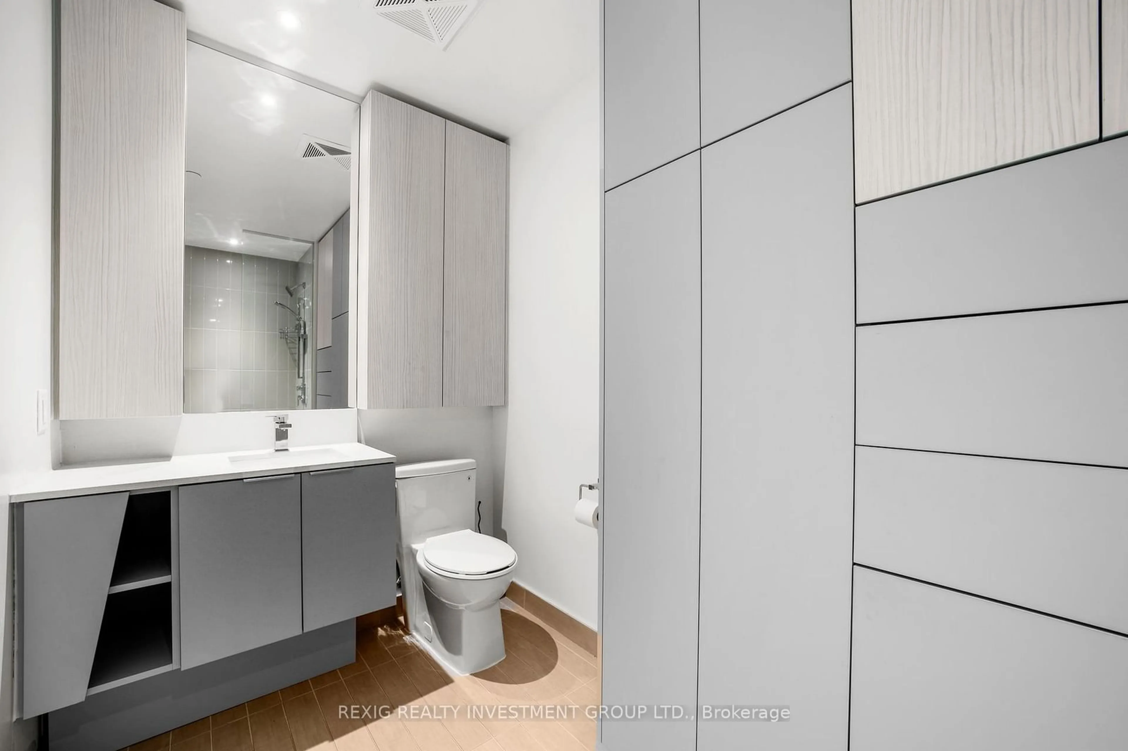 Standard bathroom, unknown for 3900 Confederation Pkwy #210, Mississauga Ontario L5B 0M3