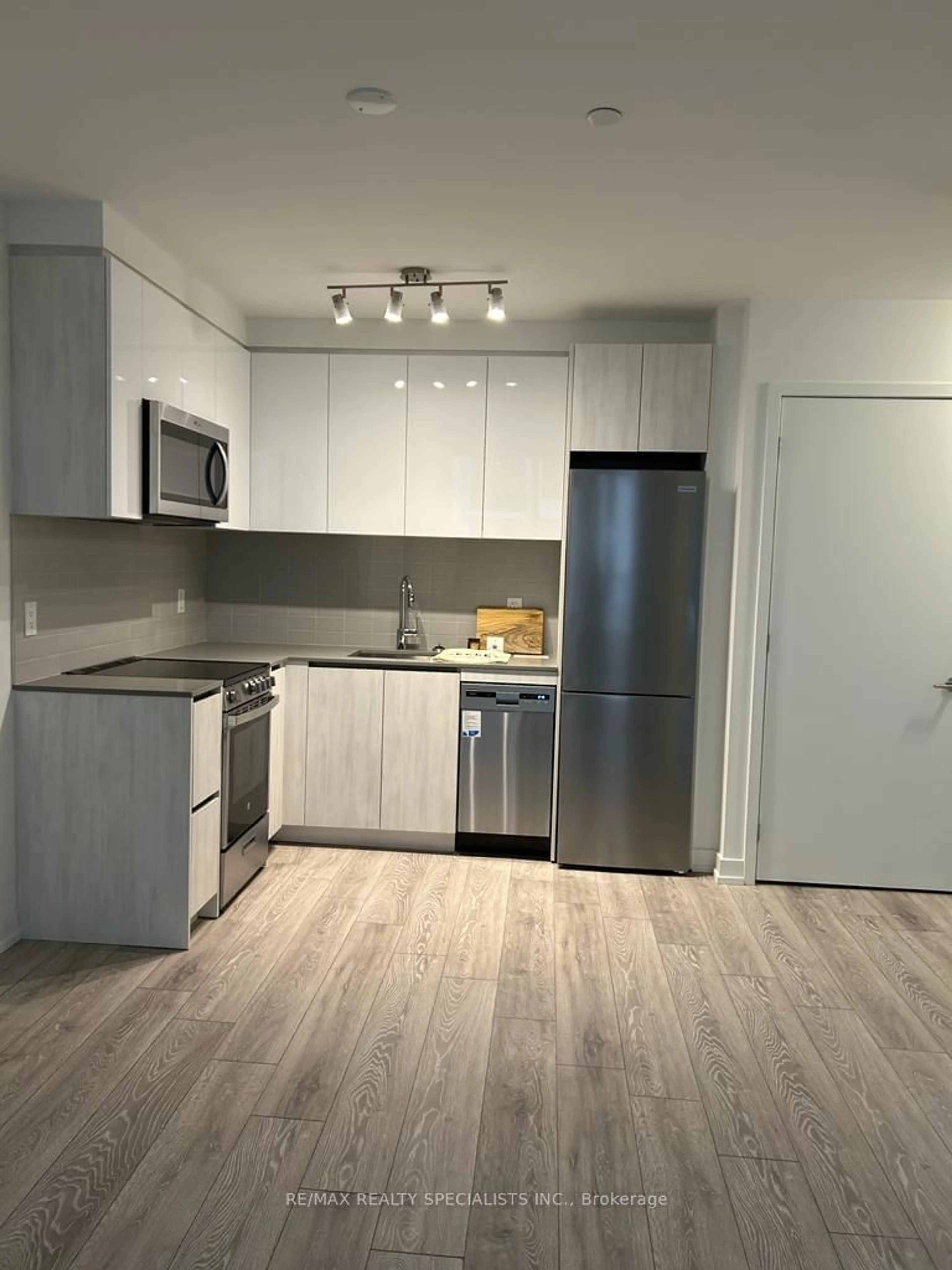 Standard kitchen, wood/laminate floor for 3100 Keele St #337, Toronto Ontario M3M 2H4