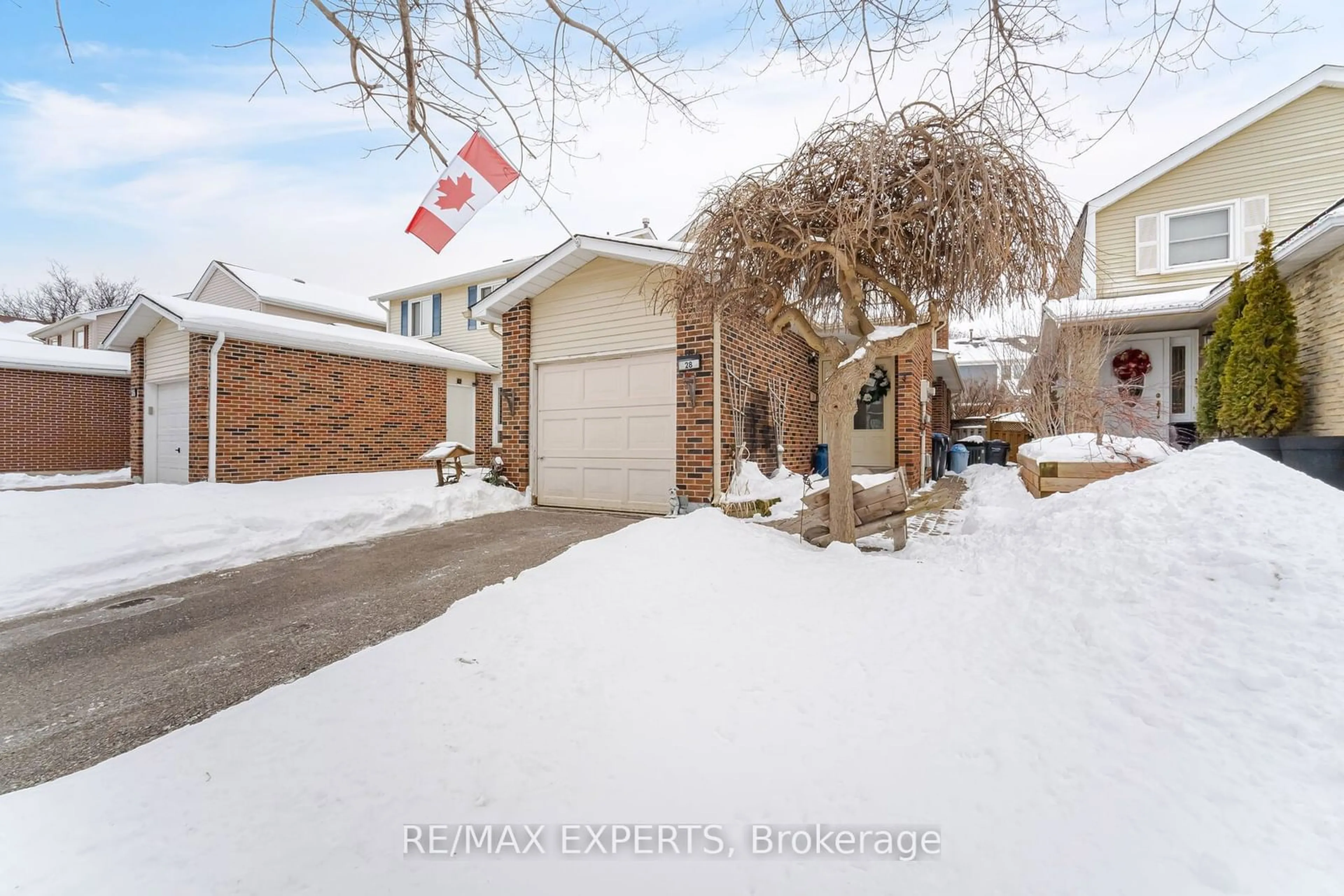 A pic from outside/outdoor area/front of a property/back of a property/a pic from drone, street for 28 Traverston Crt, Brampton Ontario L6Z 1C9