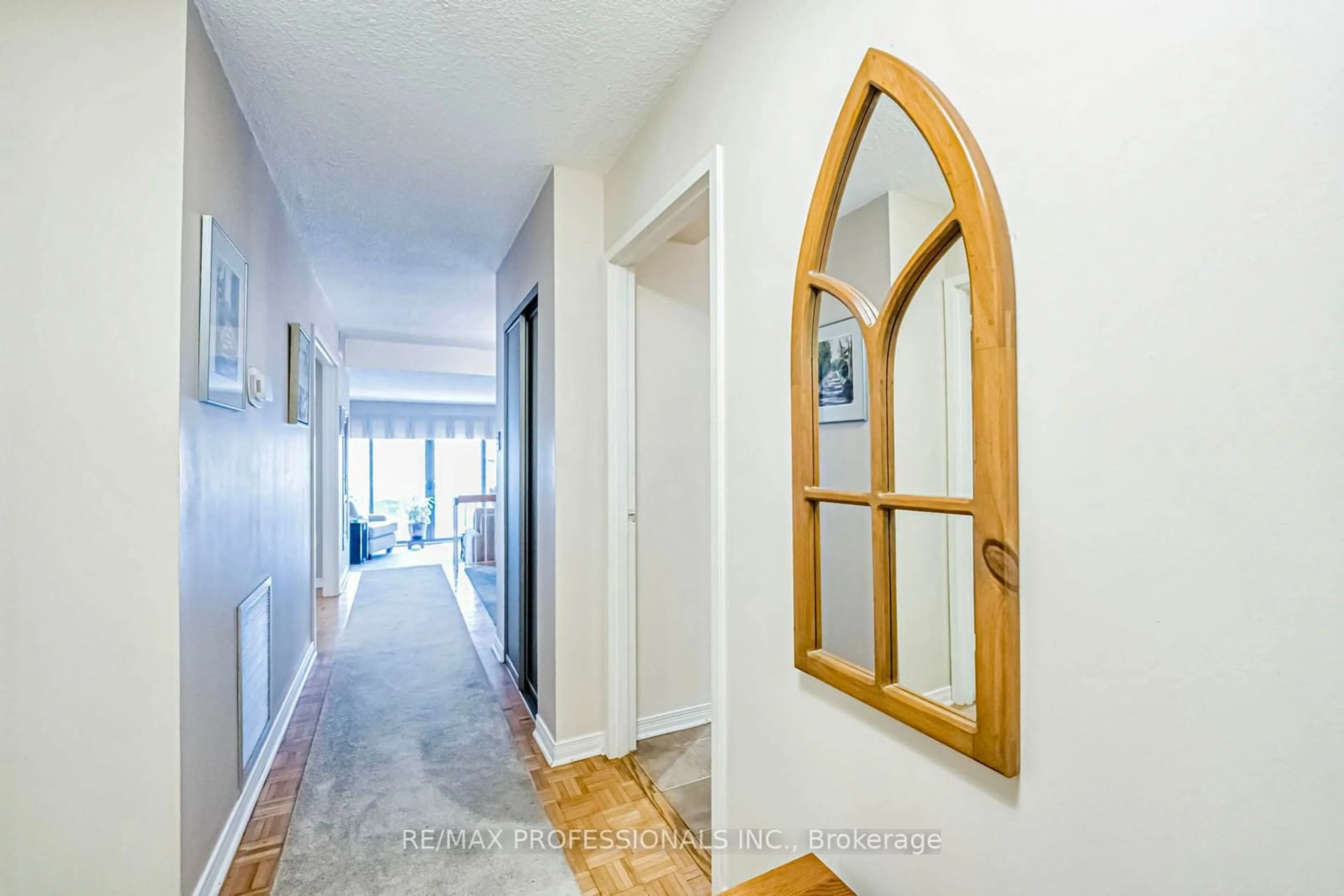 Indoor entryway for 965 Inverhouse Dr #608, Mississauga Ontario L5J 4B4