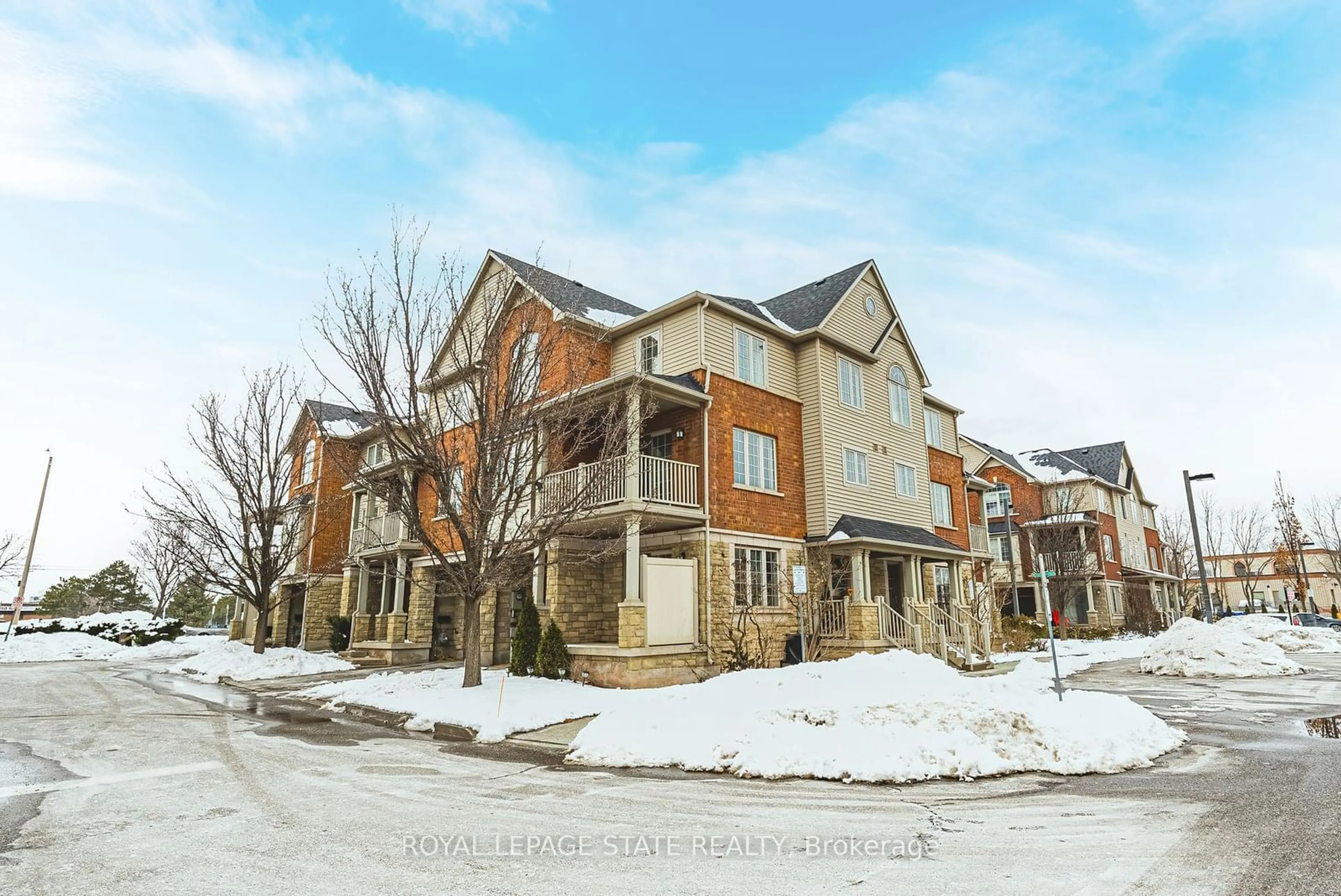 A pic from outside/outdoor area/front of a property/back of a property/a pic from drone, street for 623 Mcconachie, Burlington Ontario L7L 0E1