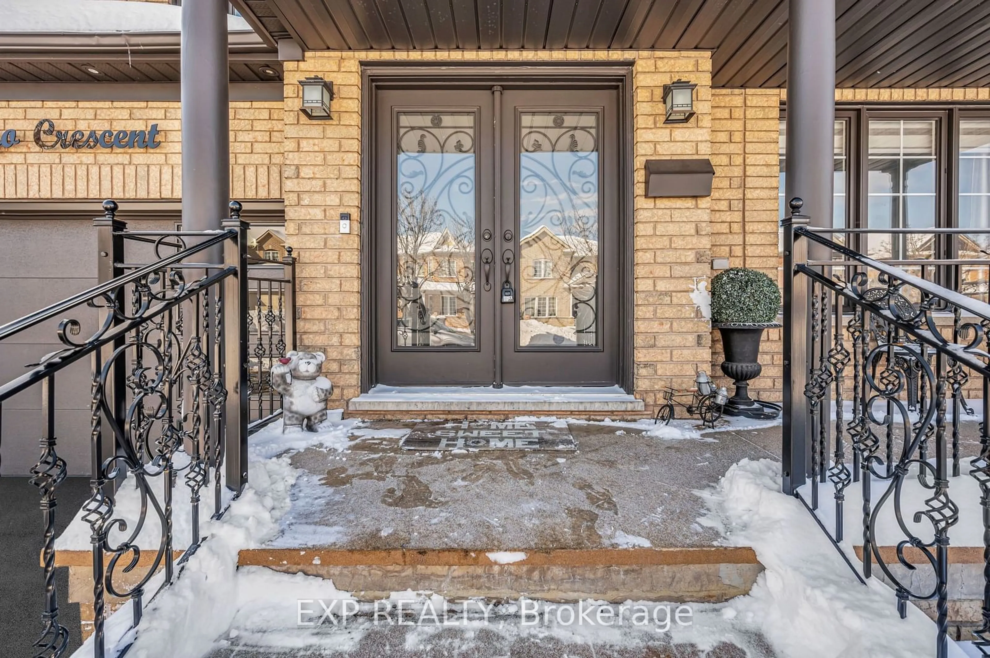 Indoor entryway for 46 Wild Indigo Cres, Brampton Ontario L6R 2J9