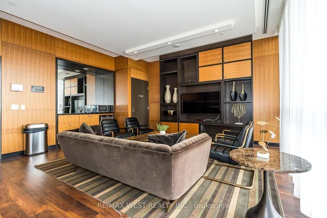 Additional property image - 15 Zorra St Unit 605