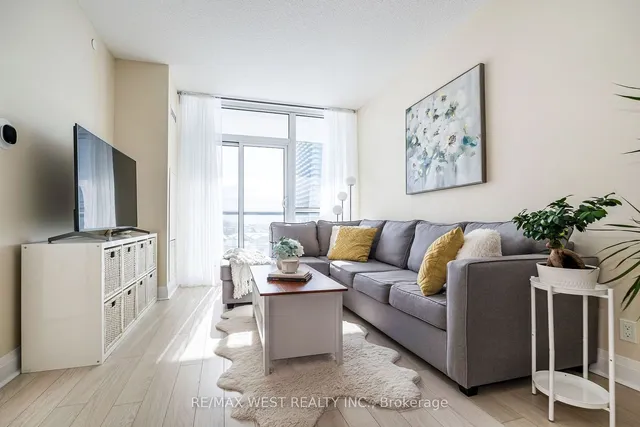 Additional property image - 15 Zorra St Unit 605